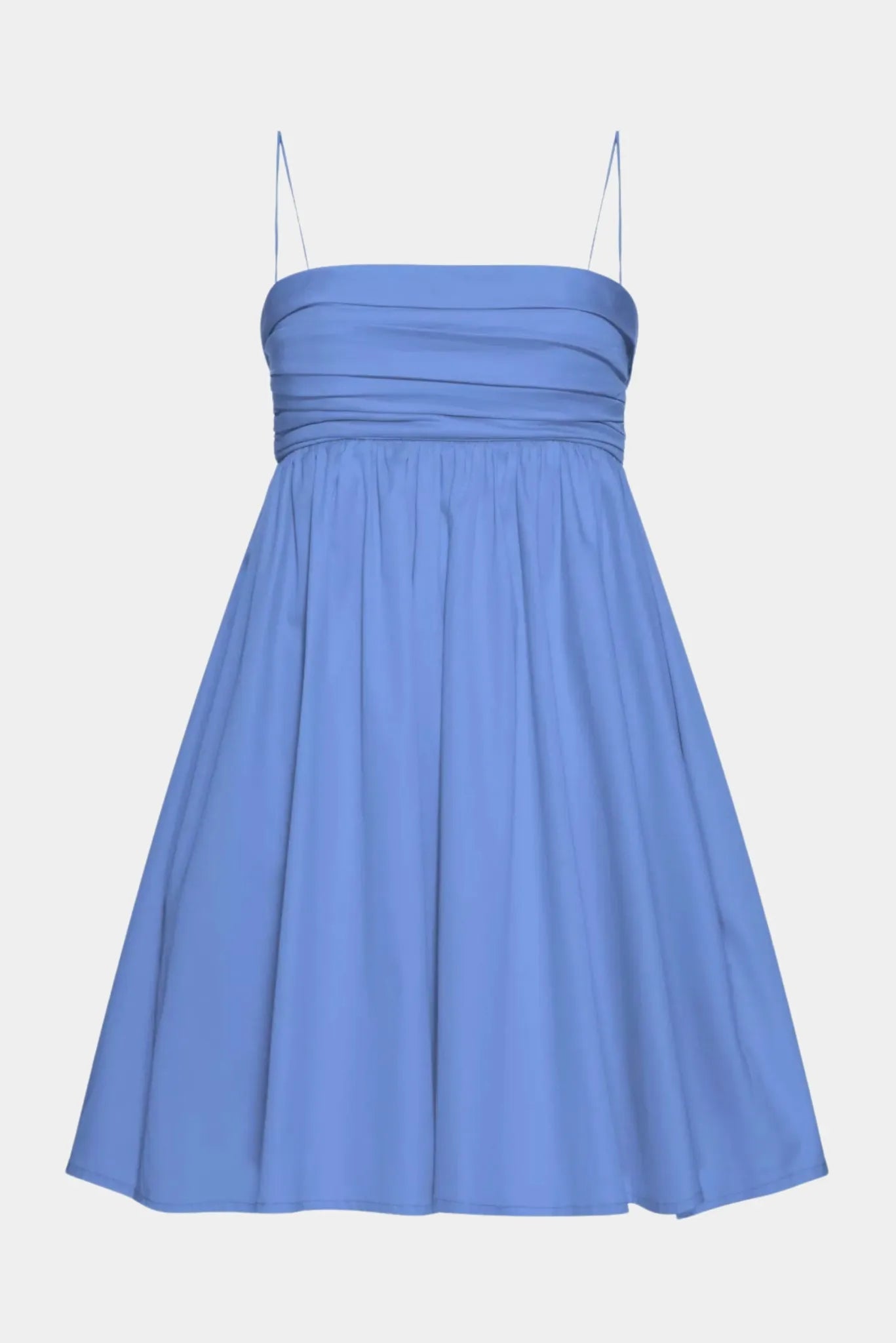 Vestido Curto Petit Gaia azul claro com corpo franzido e modelagem evasê feminina