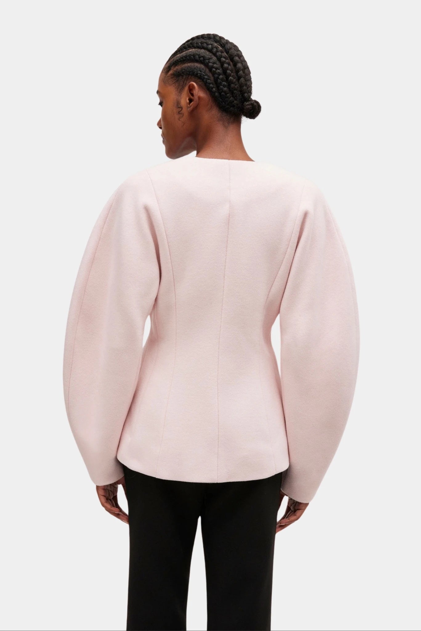 Vista traseira do blazer Ganni rosa-claro com modelagem ajustada e mangas amplas