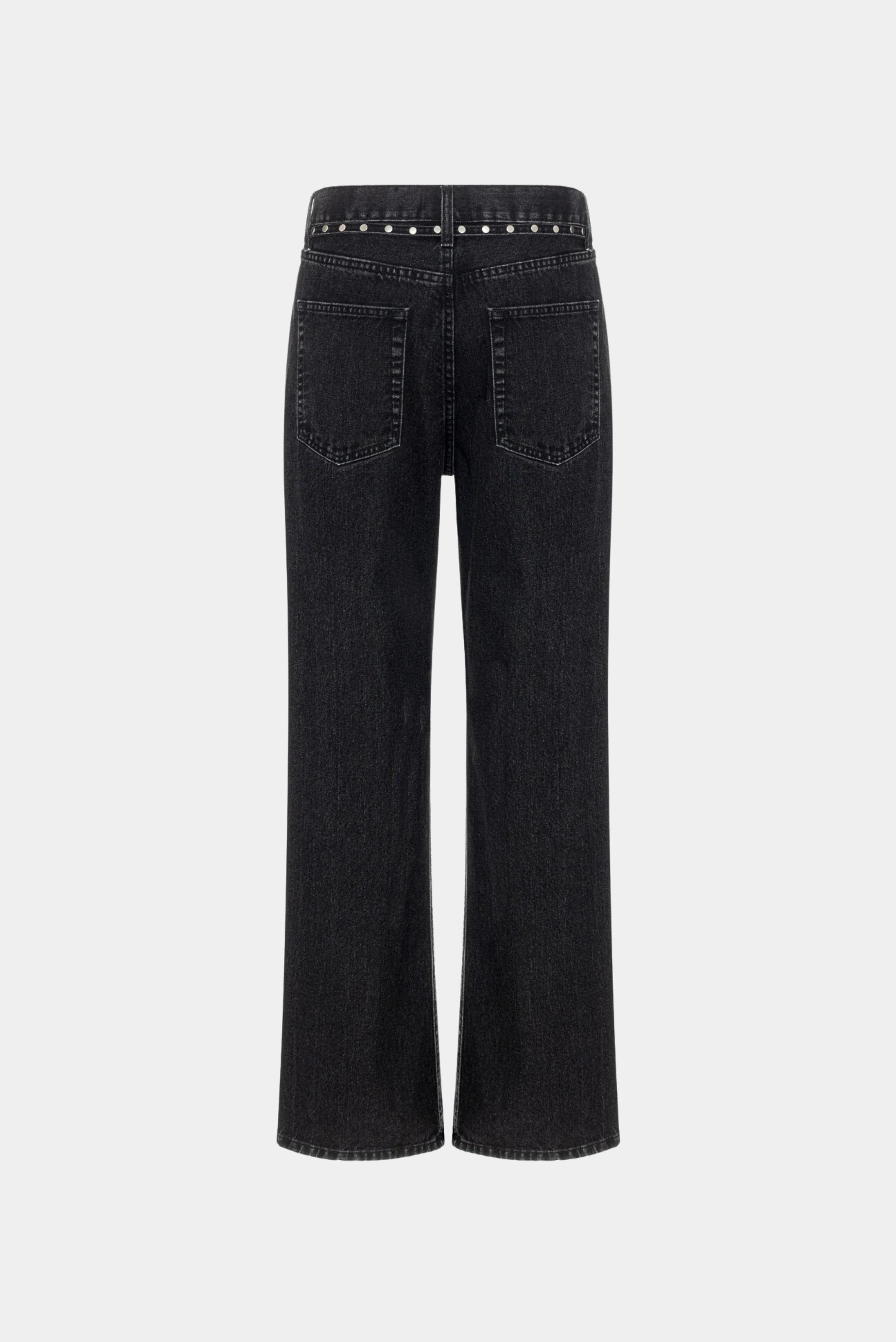 Costas da calça jeans preta loose de cintura alta com bolsos traseiros e detalhe metálico no cós