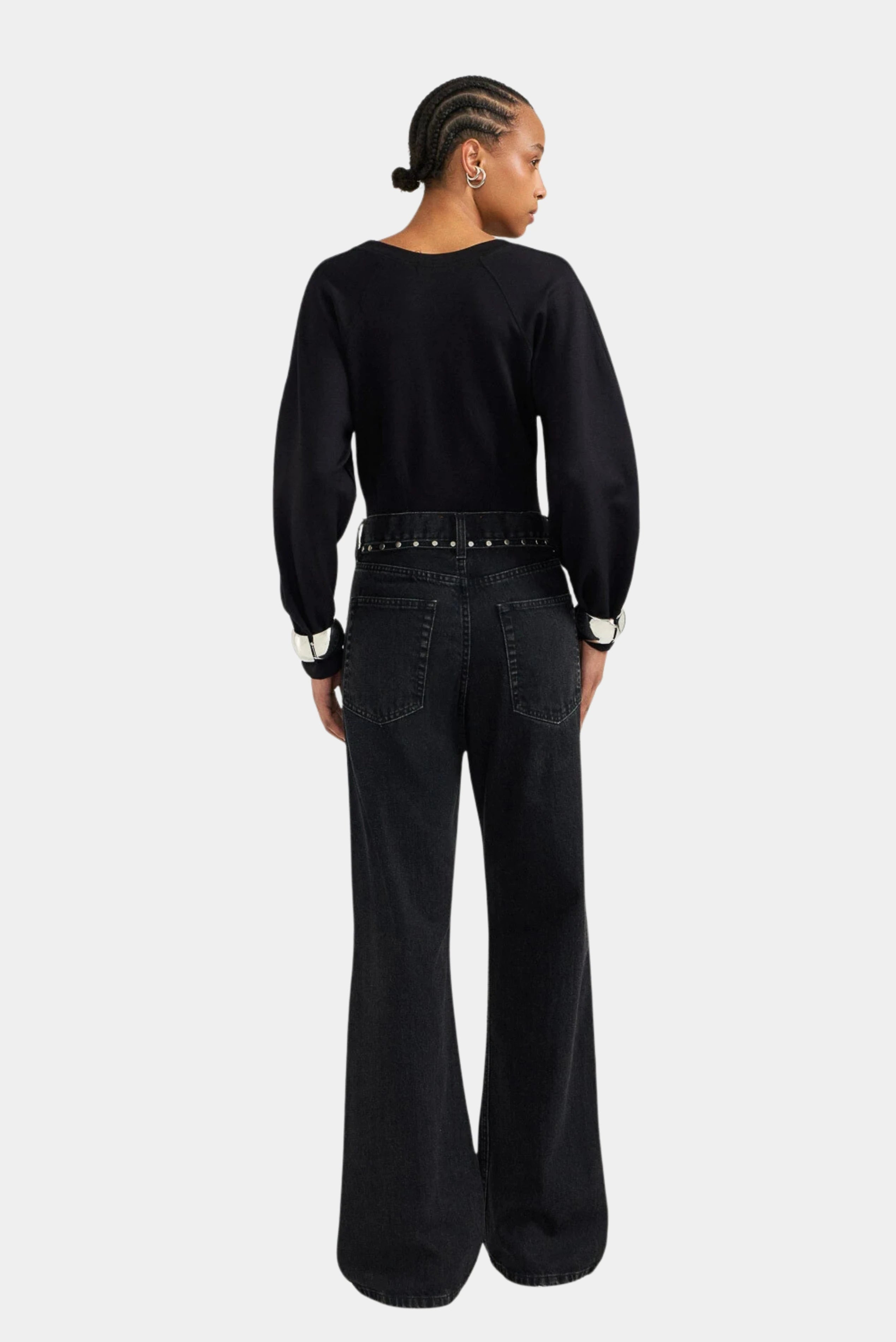 Calça jeans preta loose de cintura alta com modelagem ampla, vista traseira na modelo LDnim