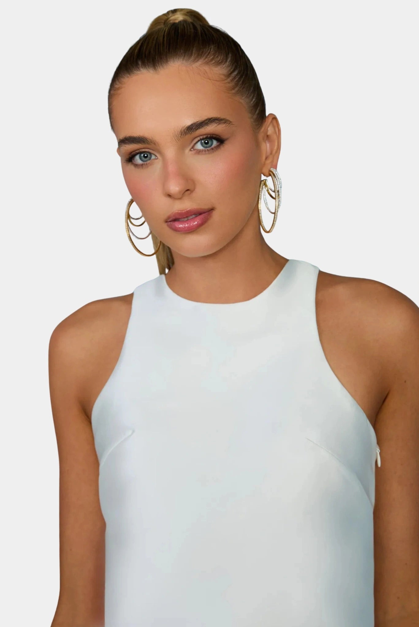 Detalhe do vestido Wanda Fabulous branco com gola alta e cava americana