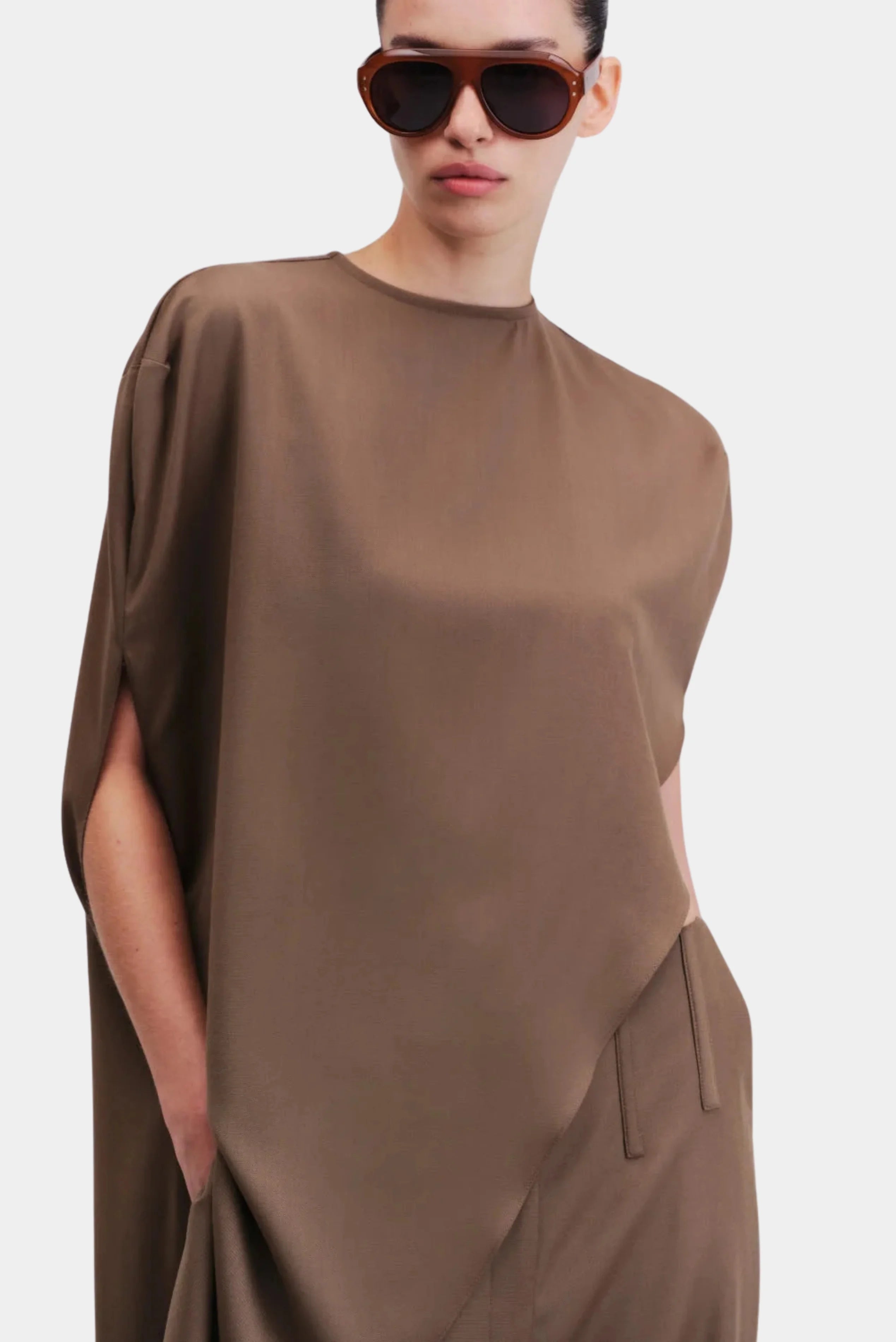 Detalhe da blusa capa marrom Elan Francesca com gola arredondada e caimento fluido