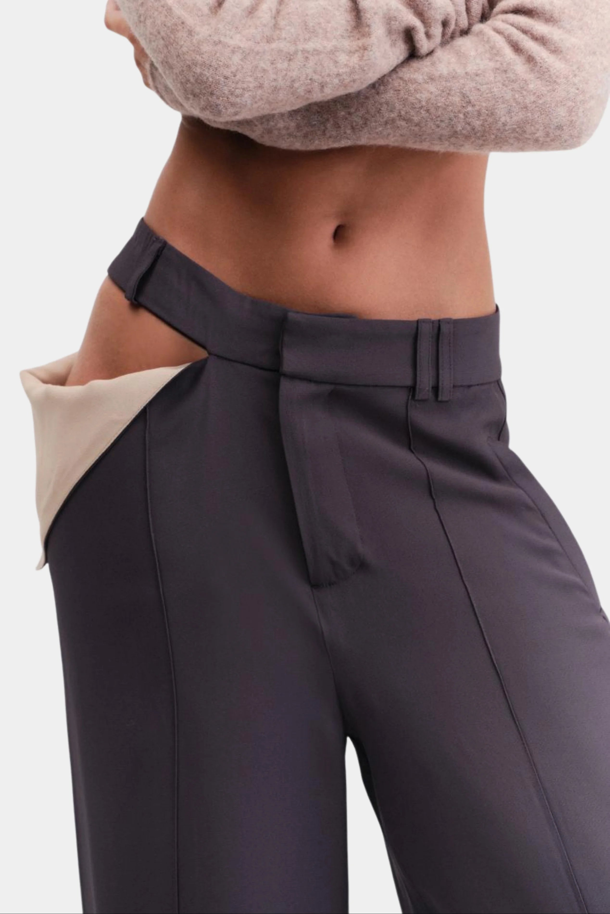 Calça feminina Kael Francesca cor chumbo com modelagem ampla, cintura baixa e recorte contrastante de alfaiataria