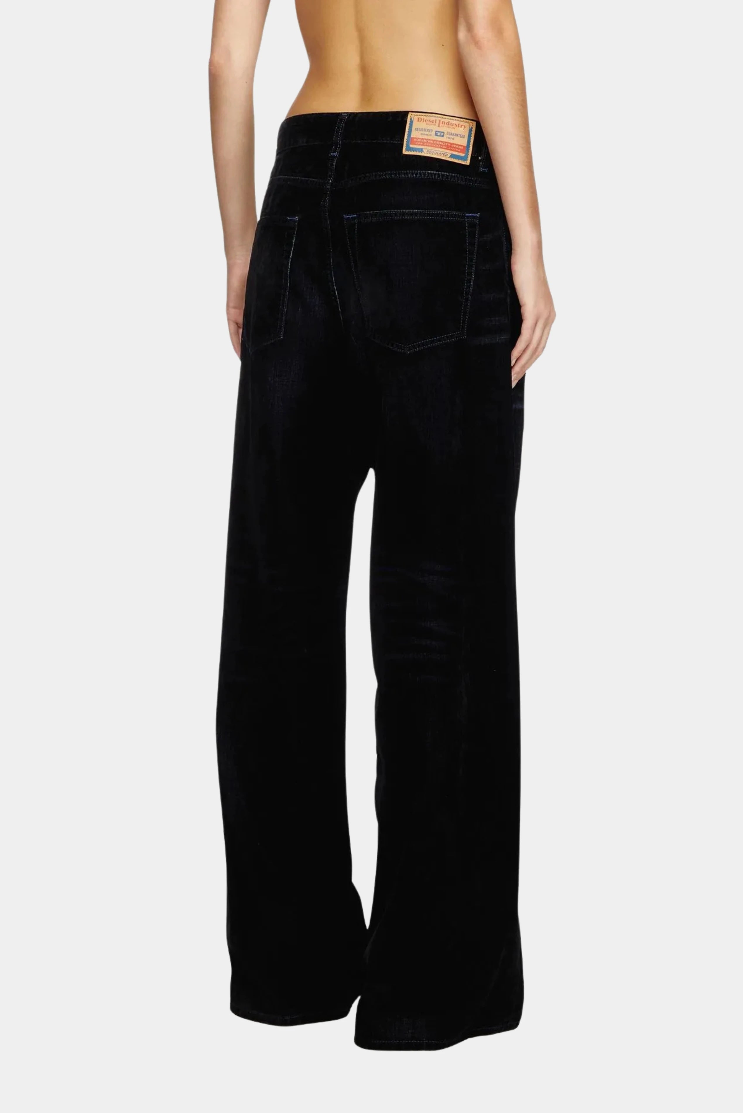 Calça jeans Diesel preta com bolsos traseiros e modelagem relaxed