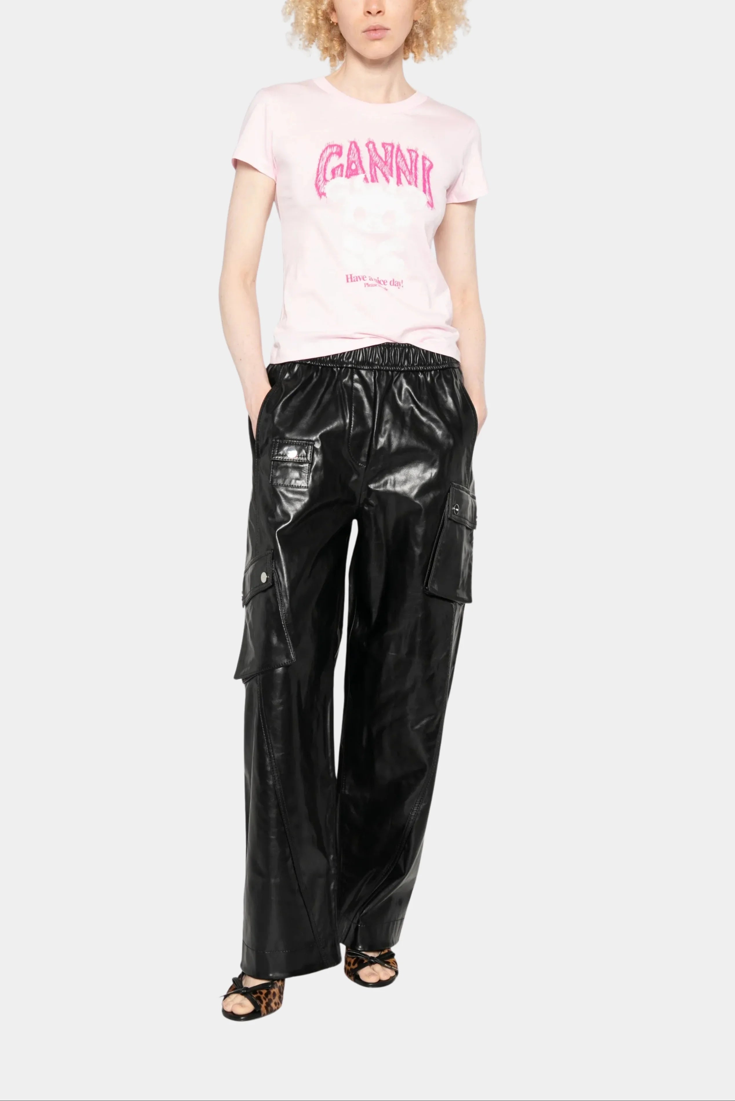 Calça cargo Ganni em couro preto com bolsos utilitários em look feminino contemporâneo