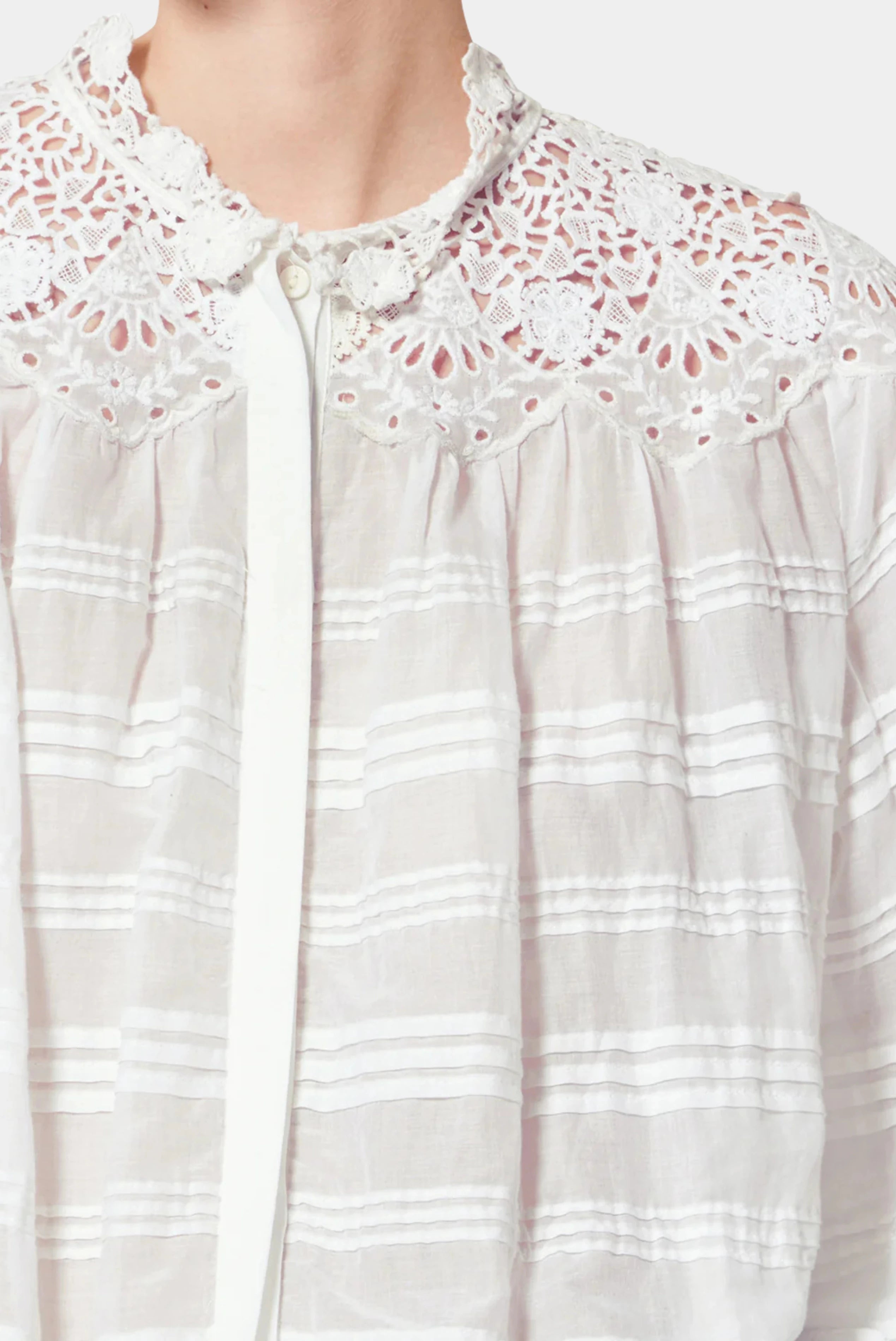 Detalhe da gola em renda guipir na blusa branca Isabel Marant