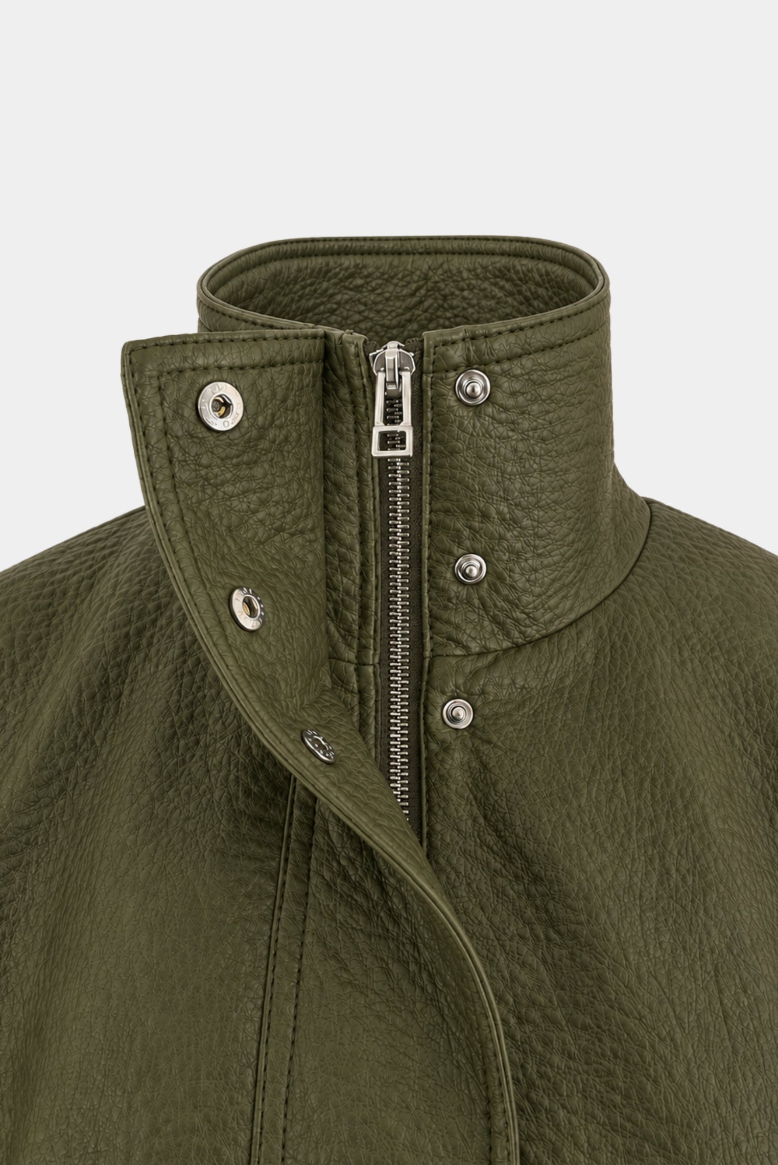 Detalhe da gola alta e fechamento frontal com zíper da jaqueta Philo MR em couro verde militar