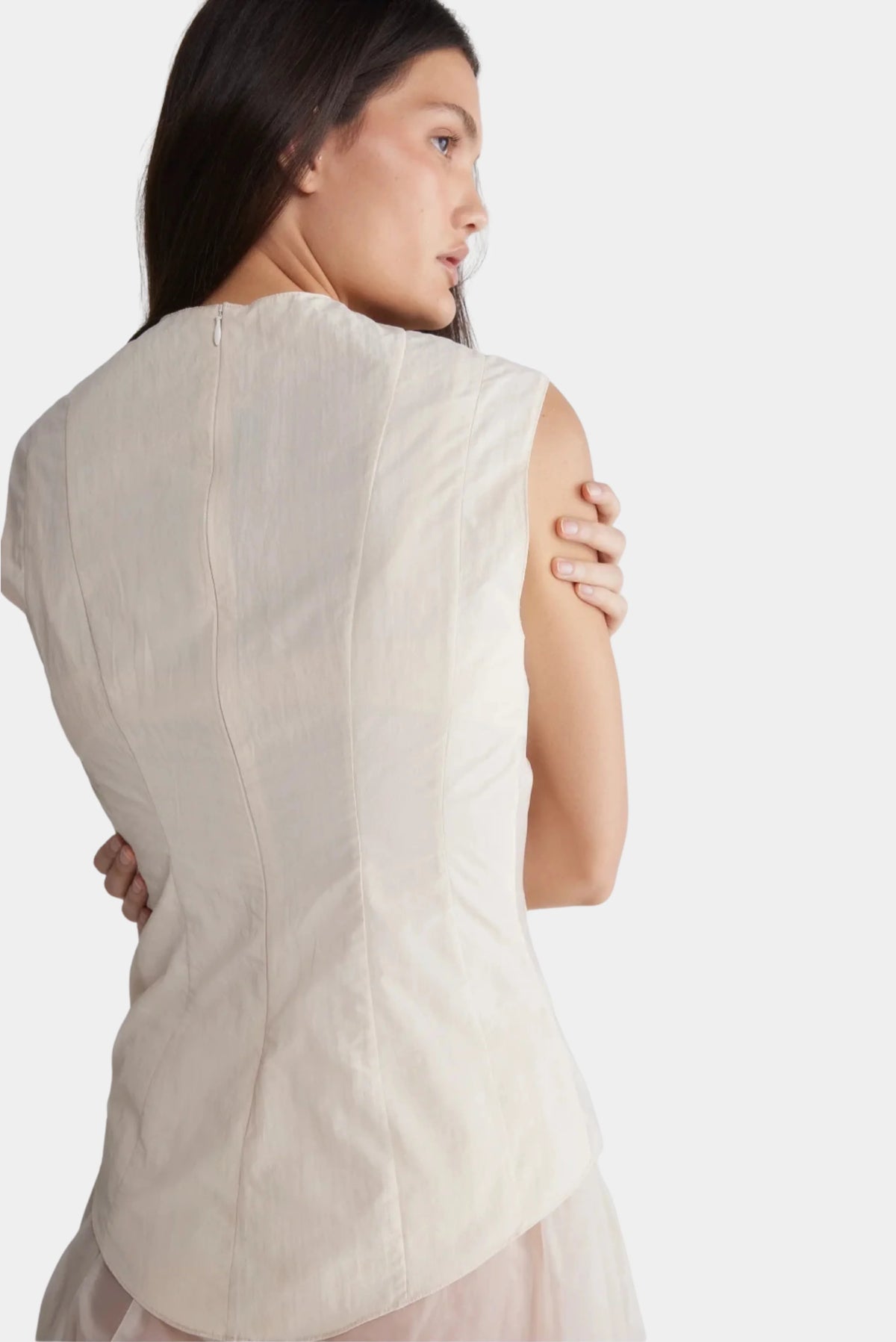 Blusa Layer Francesca off-white vista de costas com modelagem acinturada e zíper