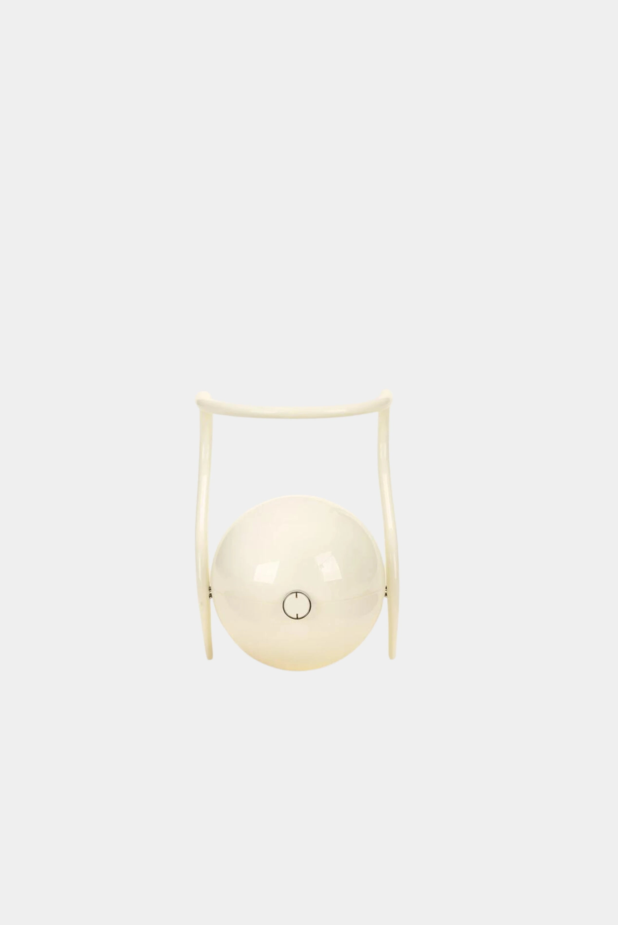 Bolsa Pérola Cult Gaia off-white com formato esférico e alça rígida