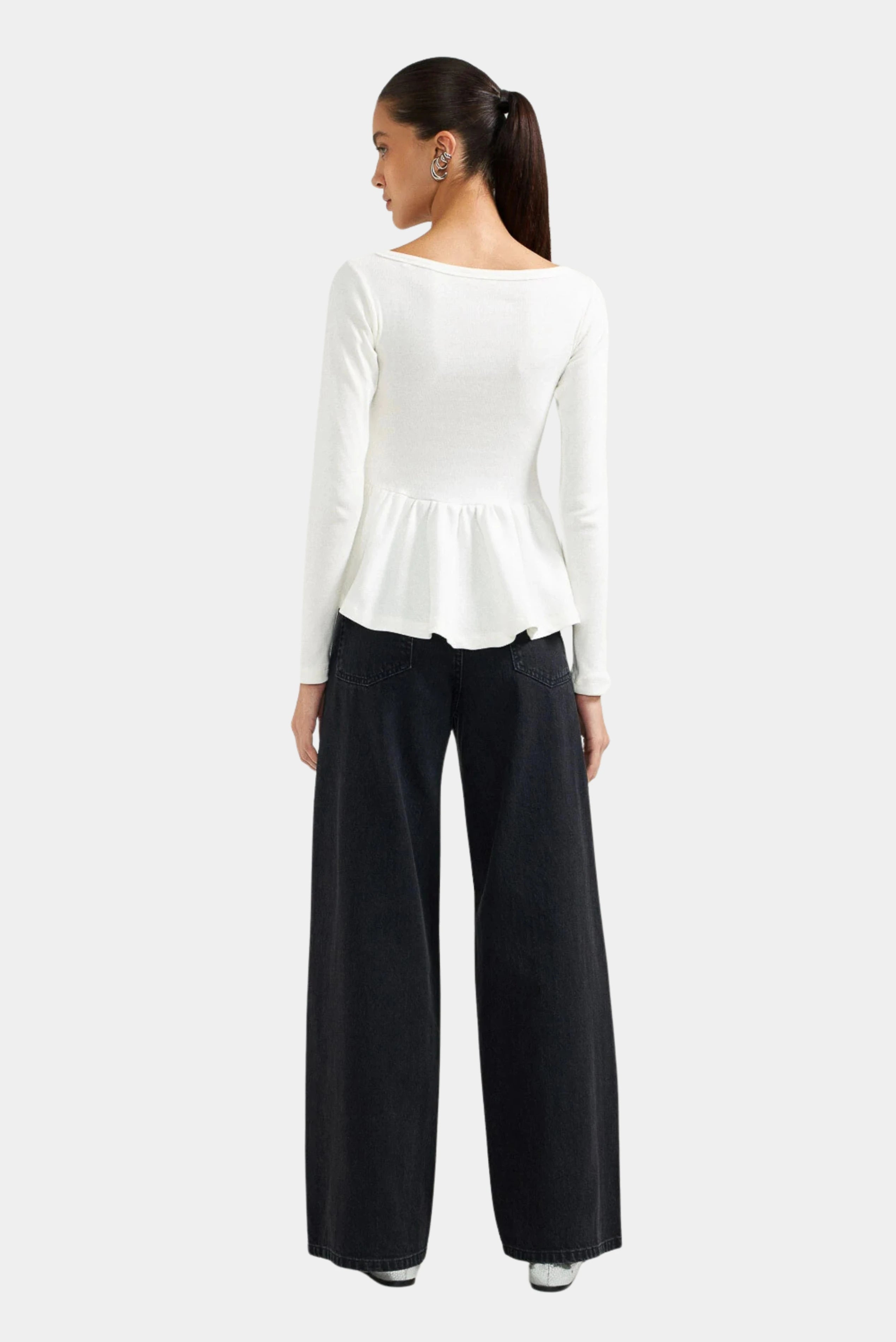 Calça jeans wide leg escura com caimento amplo e bolsos traseiros