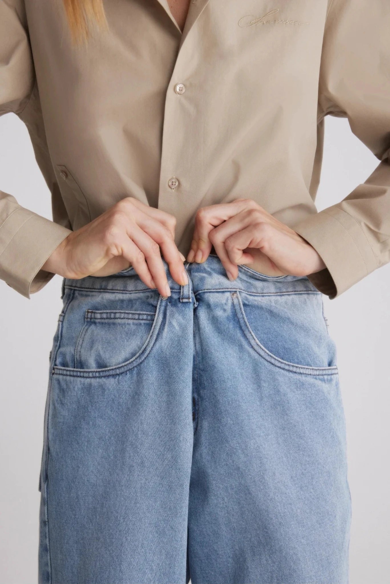 Detalhe do cós da calça Jeans Strange Francesca com acabamento em denim azul claro