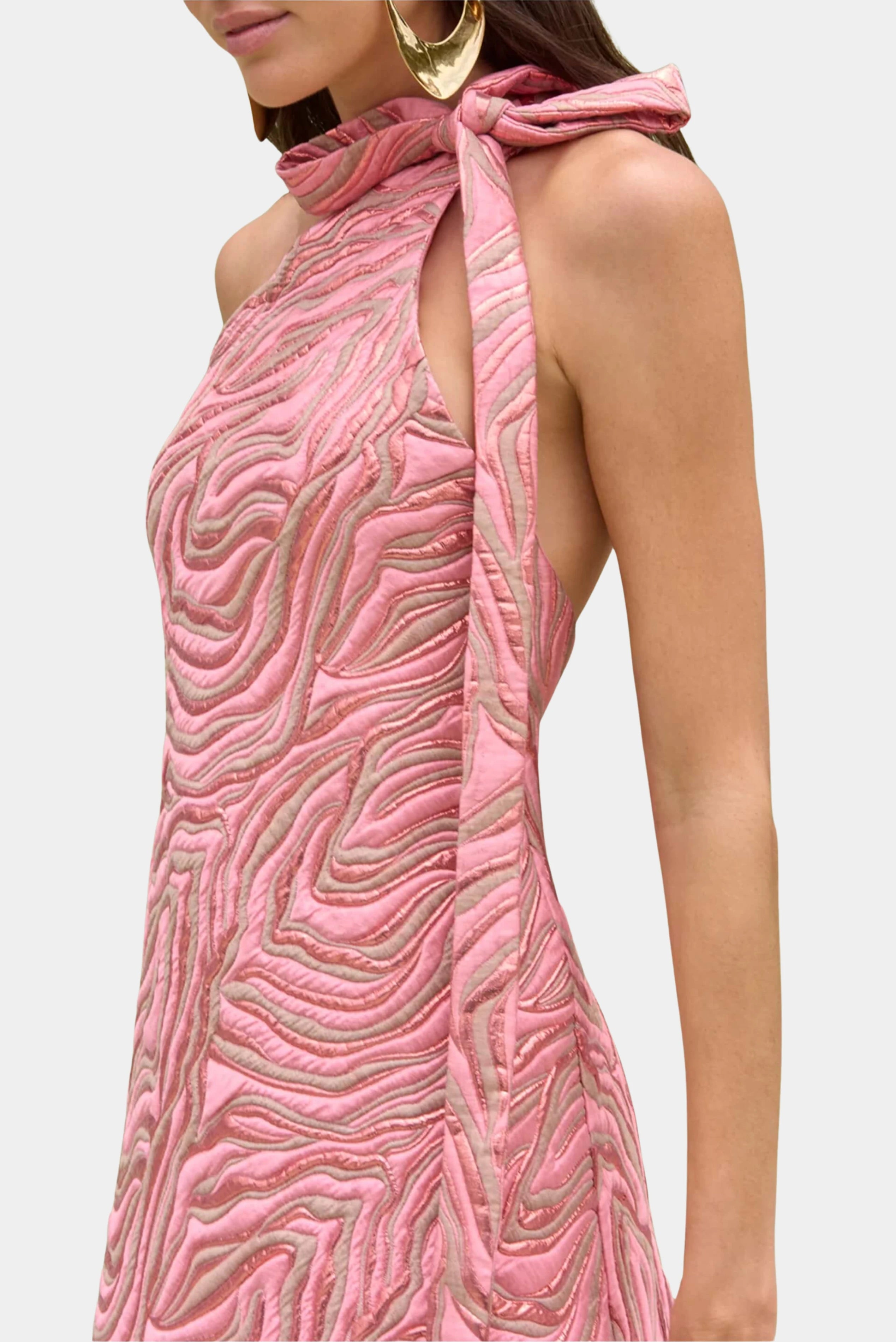 Close em vestido de festa rosa Cult Gaia com bordado texturizado e acabamento sofisticado