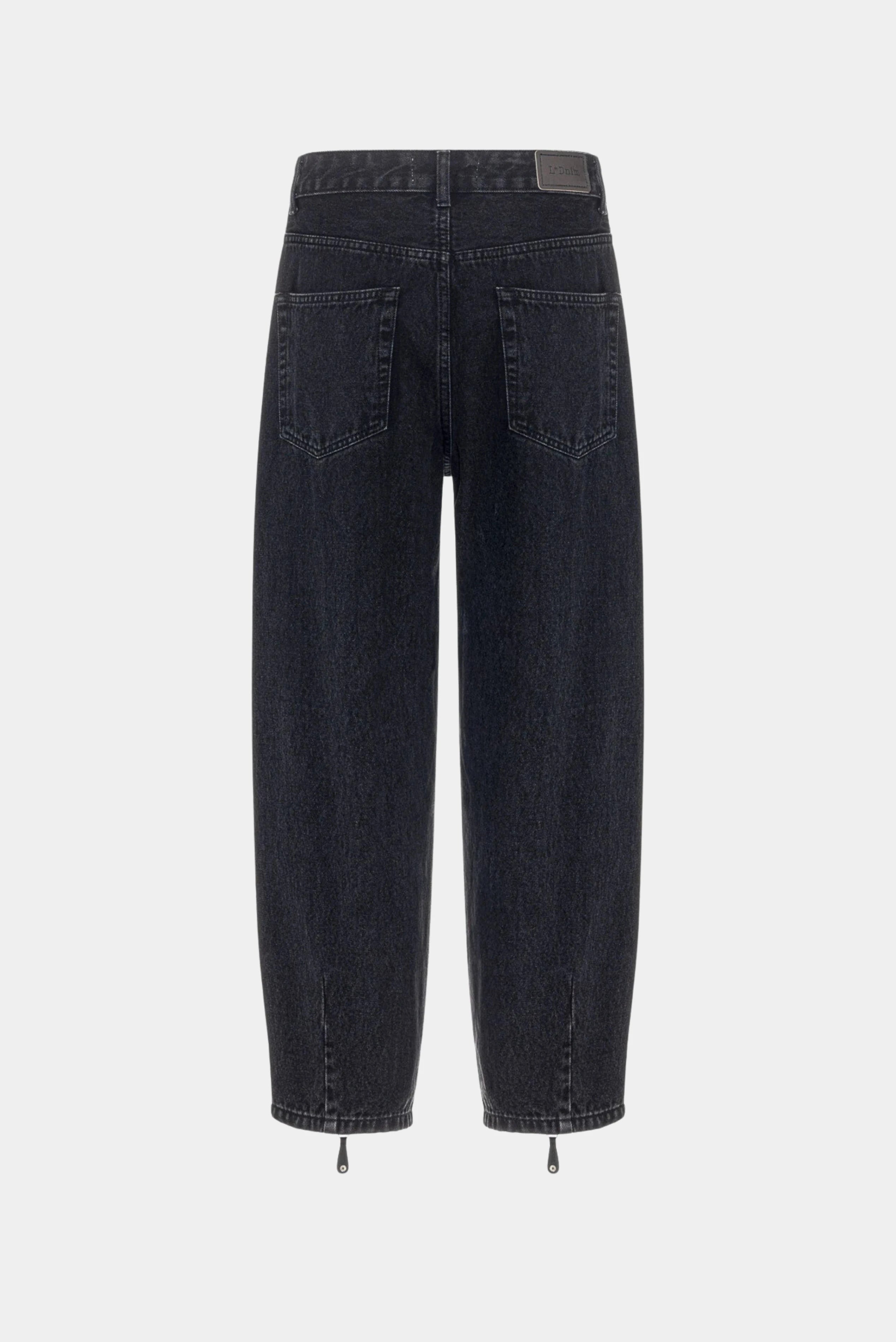 Calça jeans balloon escura com bolsos traseiros e barra afunilada