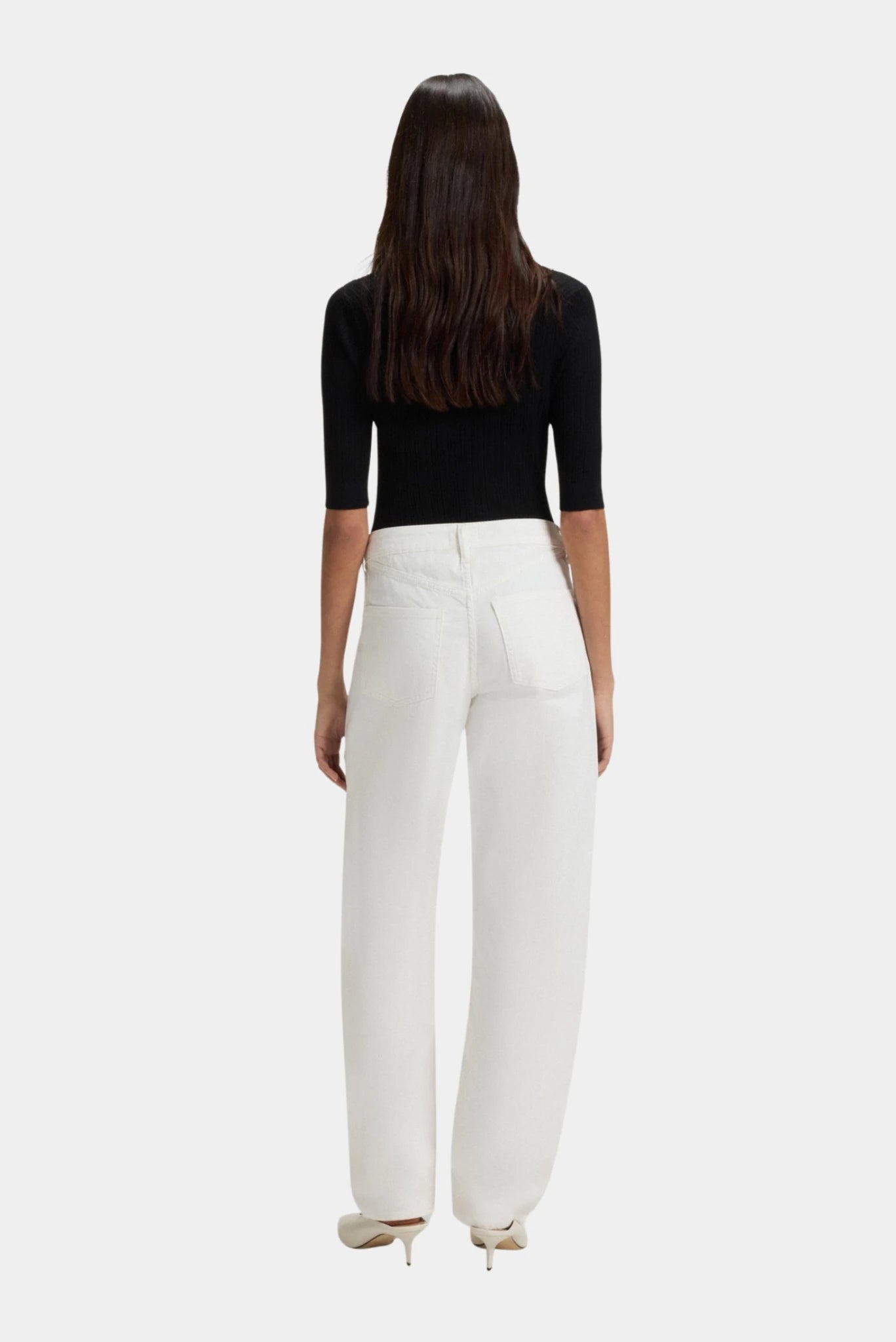 Costas da calça jeans Daelya Hugo Boss branca com modelagem ampla