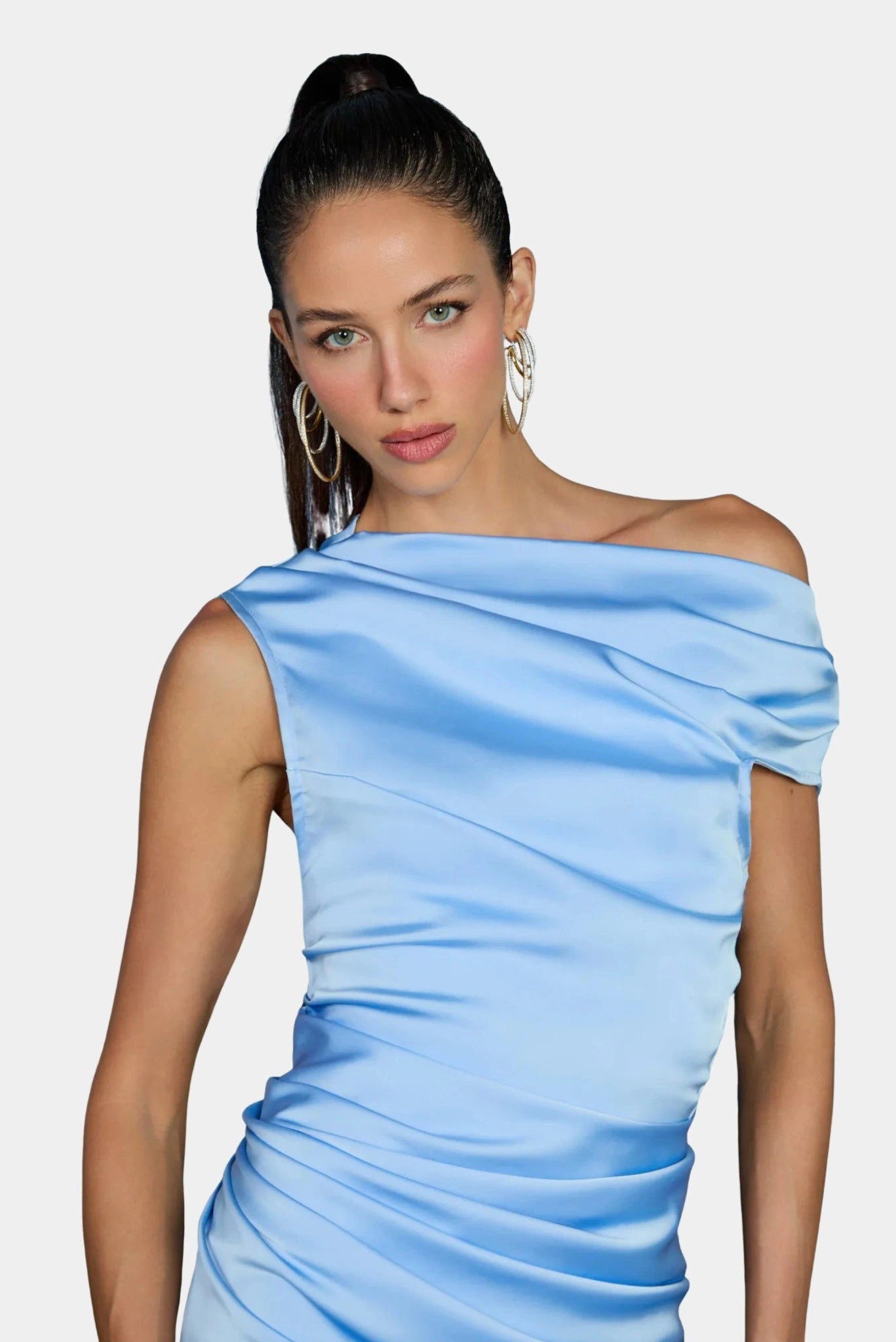 Detalhe do Vestido Kate Fabulous azul claro com decote irregular drapeado