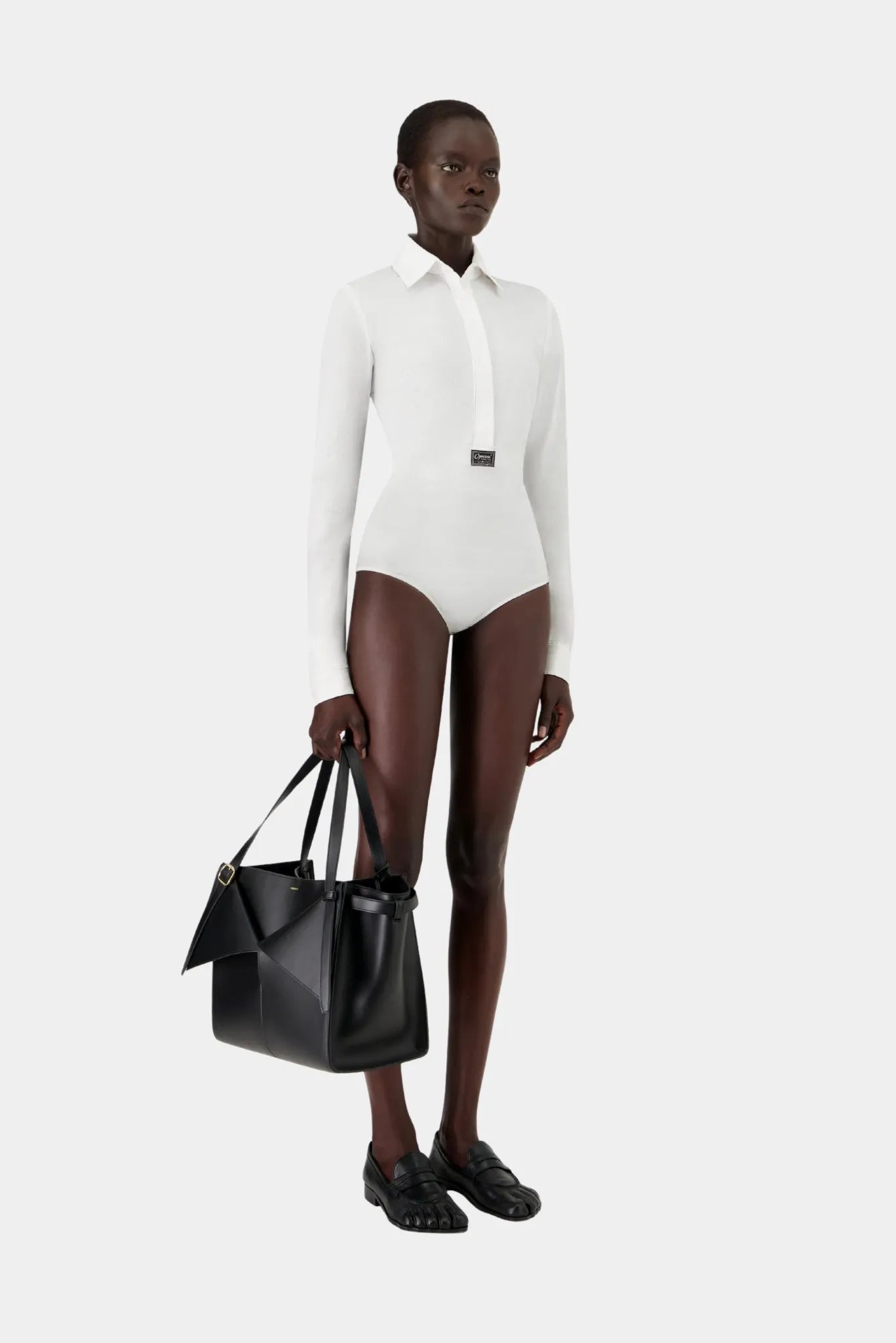 Body branco Coperni com gola estruturada e mangas longas em look minimalista