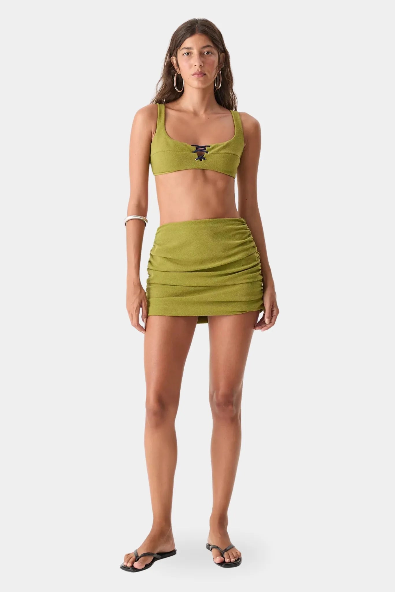 Saia mini verde com cintura alta e detalhe franzido nas laterais Laura August