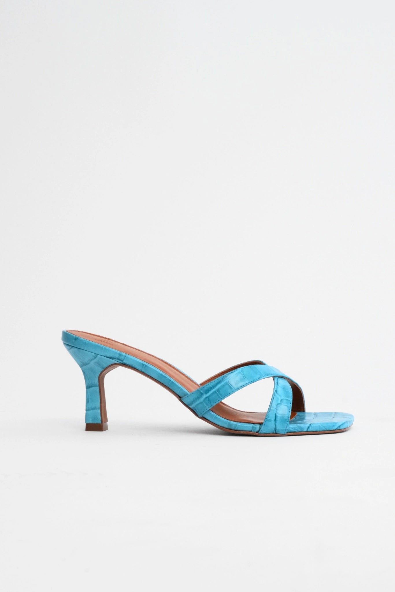 Sandália feminina azul textura croco com salto médio, tiras cruzadas e design minimalista
