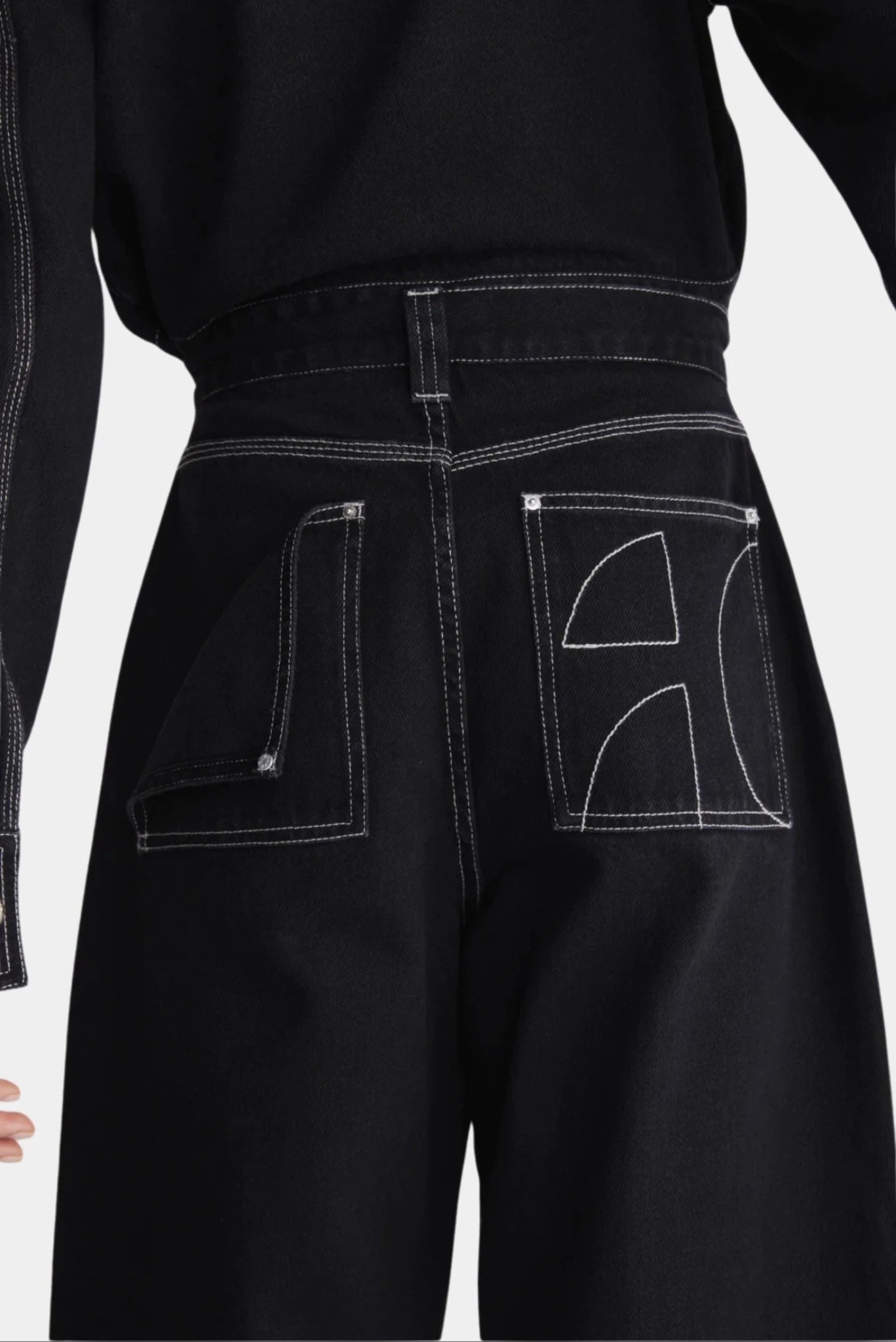 Detalhe dos bolsos traseiros da calça Unfit Francesca com pespontos contrastantes