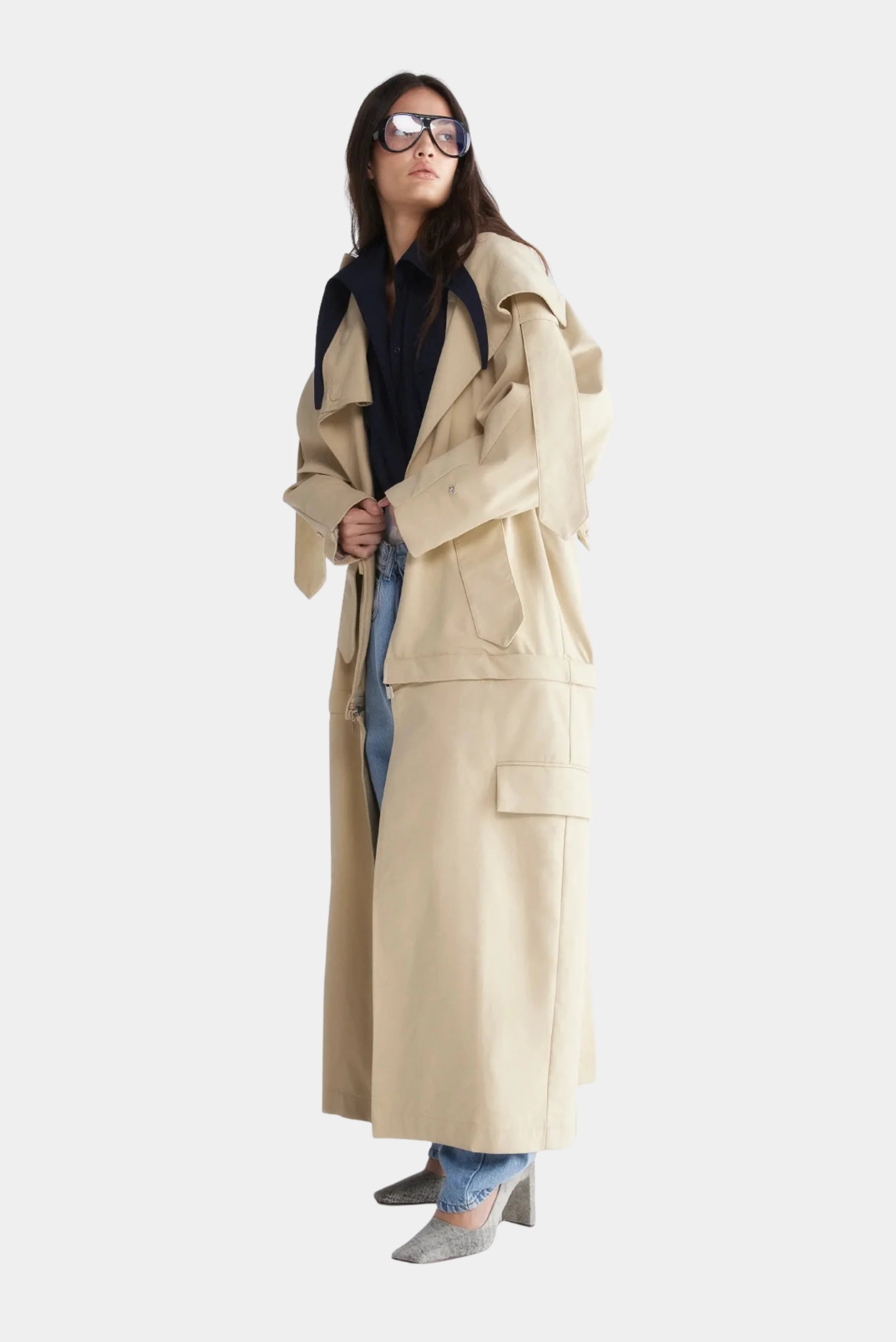 Trench coat Traço Francesca bege com gola ampla e silhueta estruturada