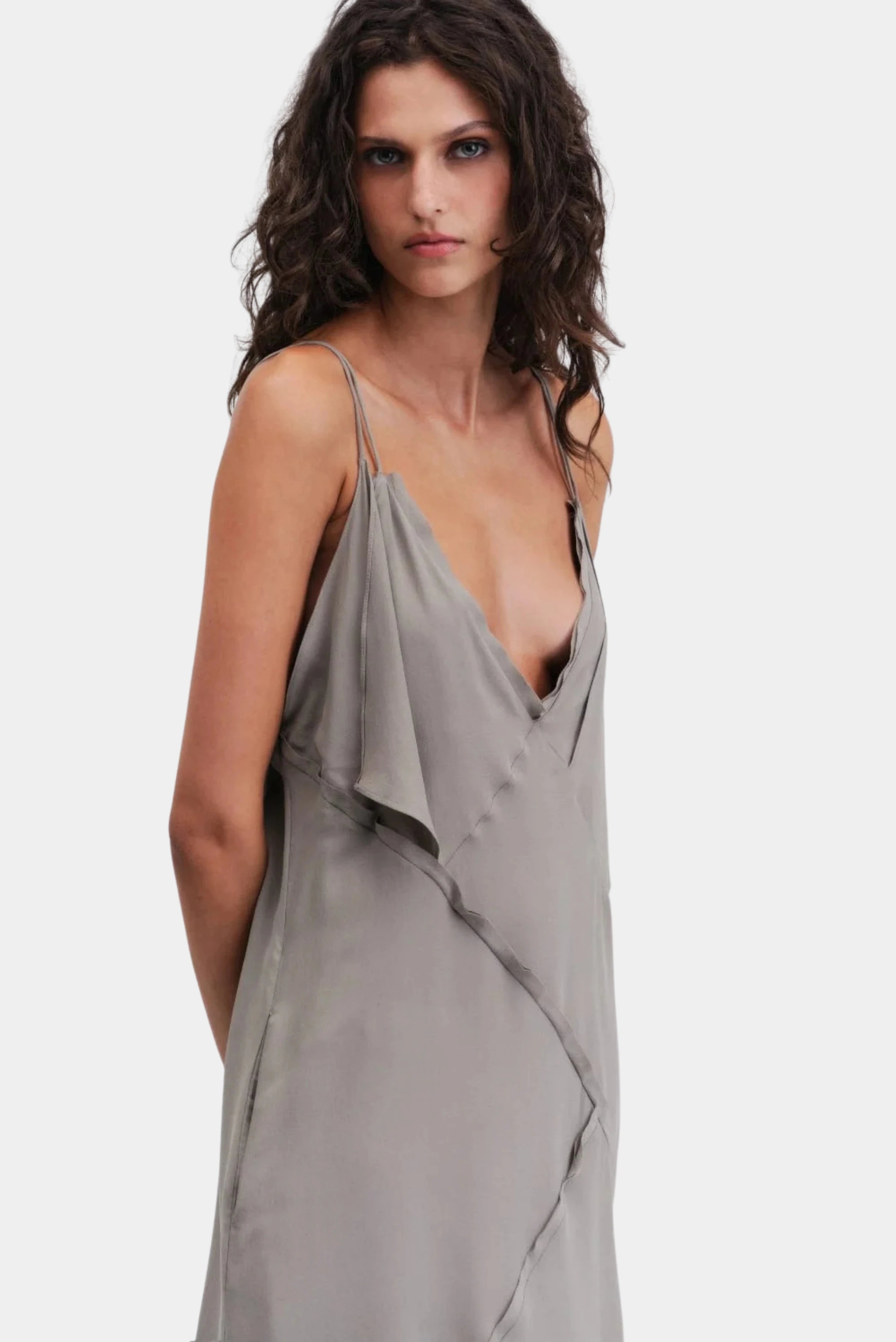 Detalhe do vestido Roux Francesca cinza com decote drapeado e alças delicadas