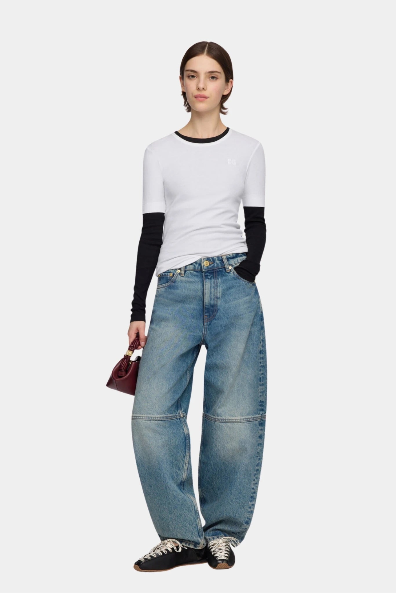 Modelo usando sapatilha Ganni Nylon Ballerina preta com jeans amplo