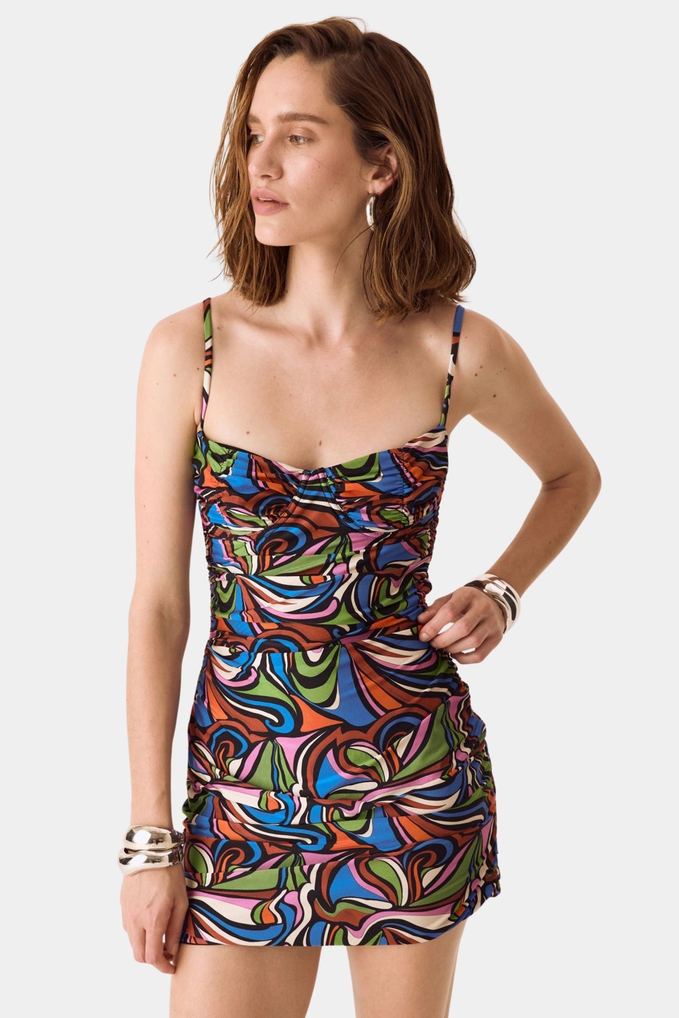 Vestido estampado multicolor com busto franzido e modelagem ajustada