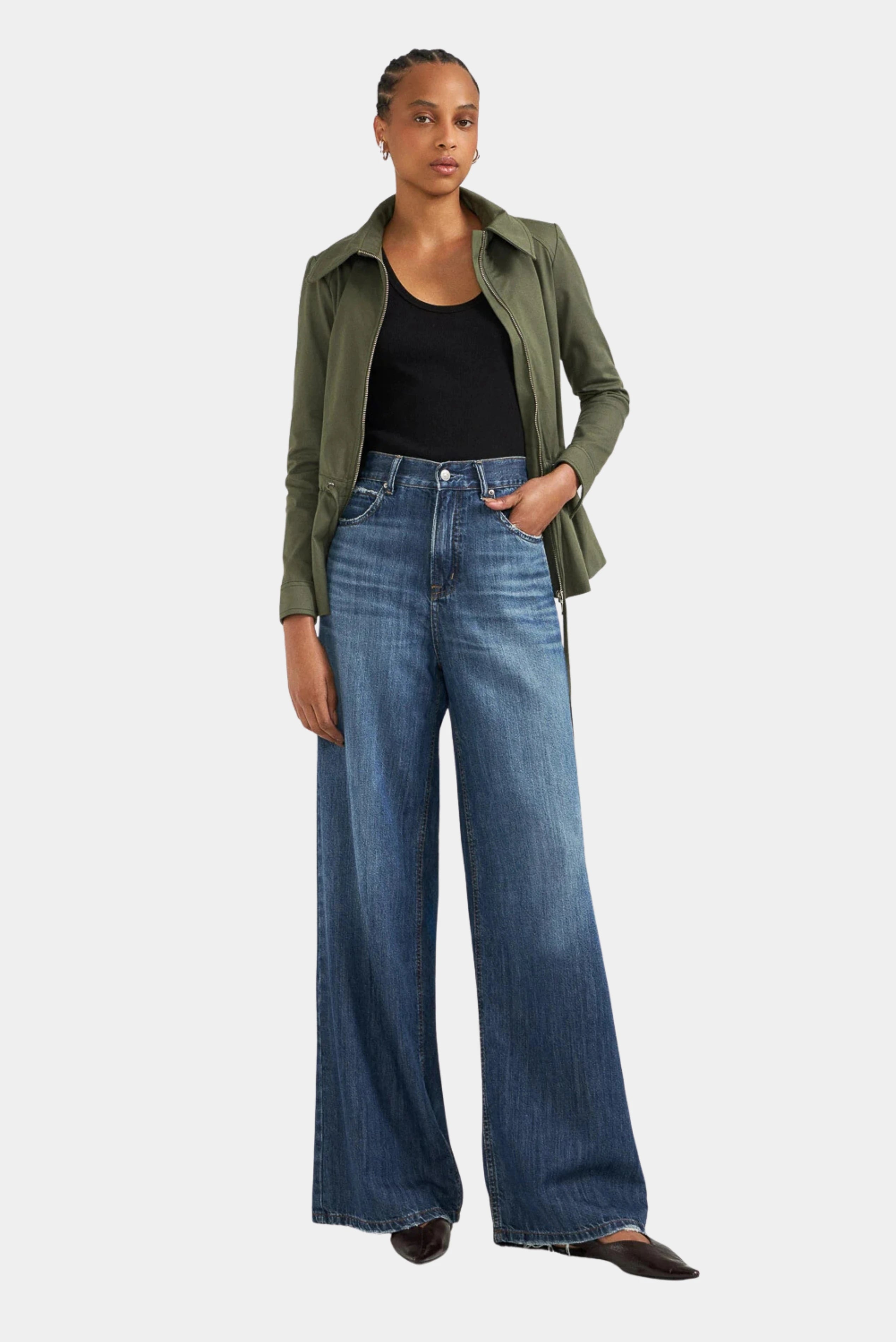 Calça jeans azul palazzo de cintura alta com pernas amplas, vestida pela modelo LDnim