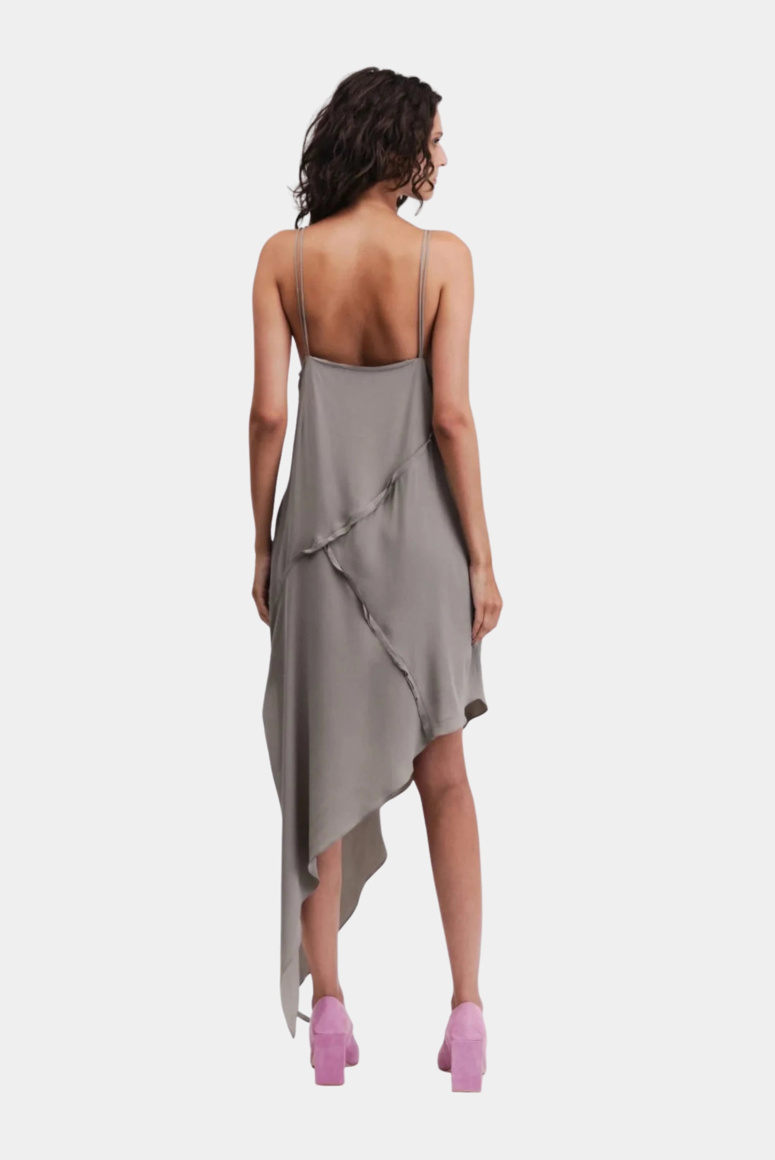 Vestido Roux Francesca cinza com costas abertas e barra assimétrica
