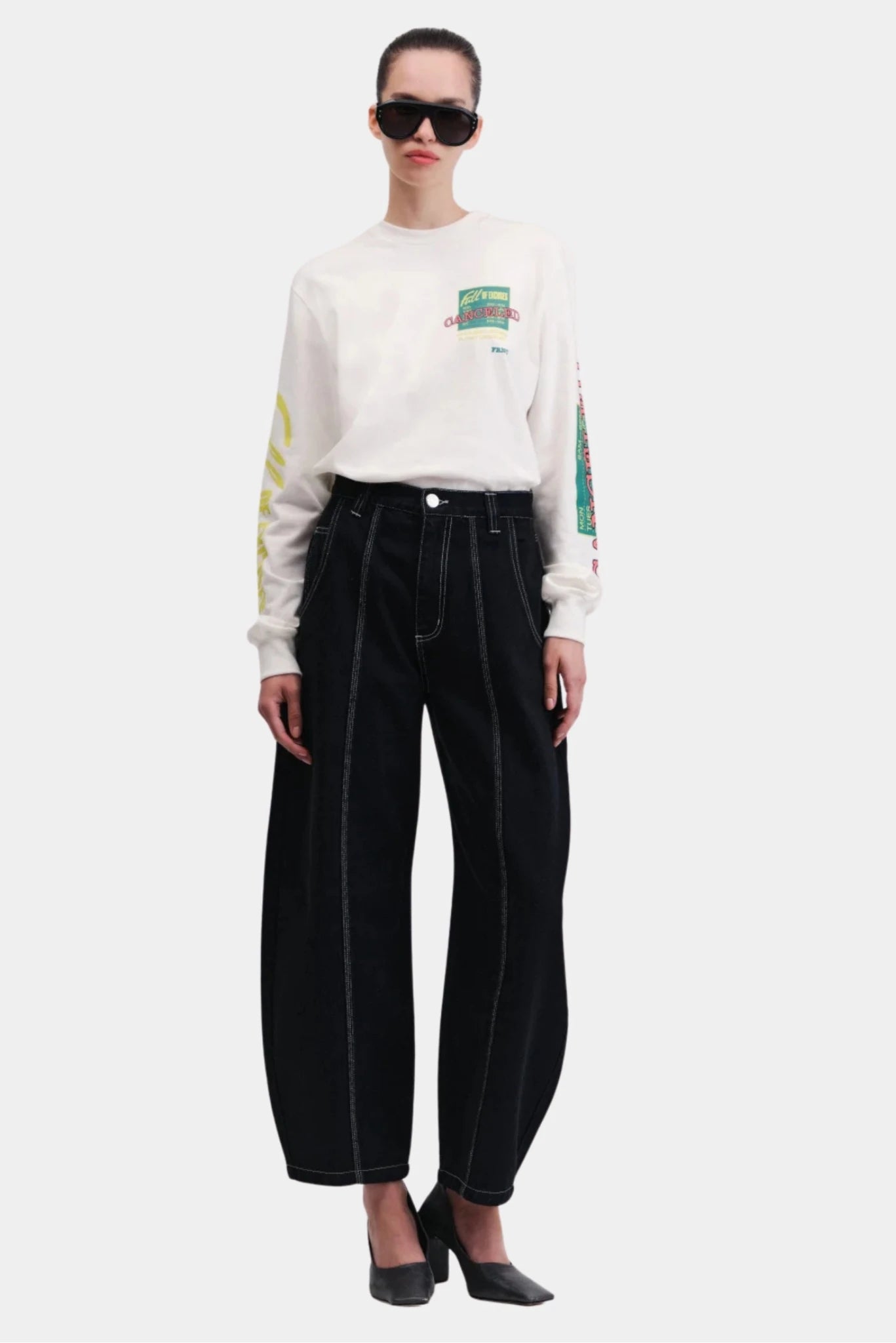 Calça Unfit Francesca em denim escuro com pregas sutis e bolsos laterais