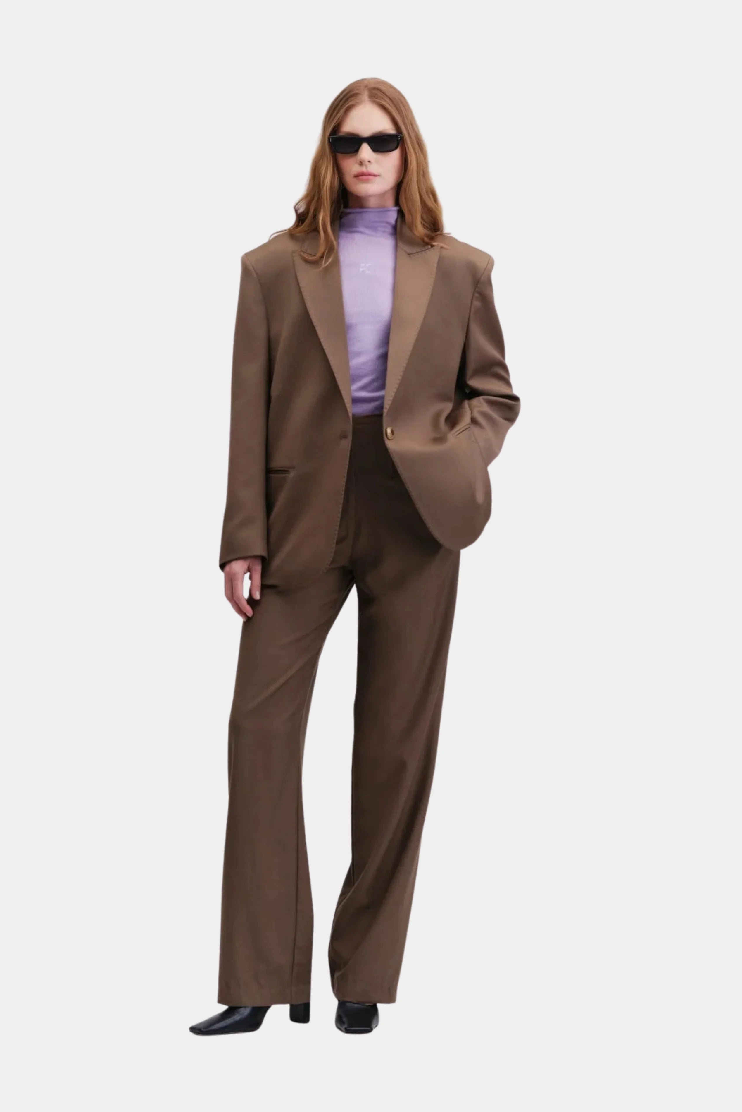 Blazer Elan Francesca marrom com modelagem ampla em look de alfaiataria feminina