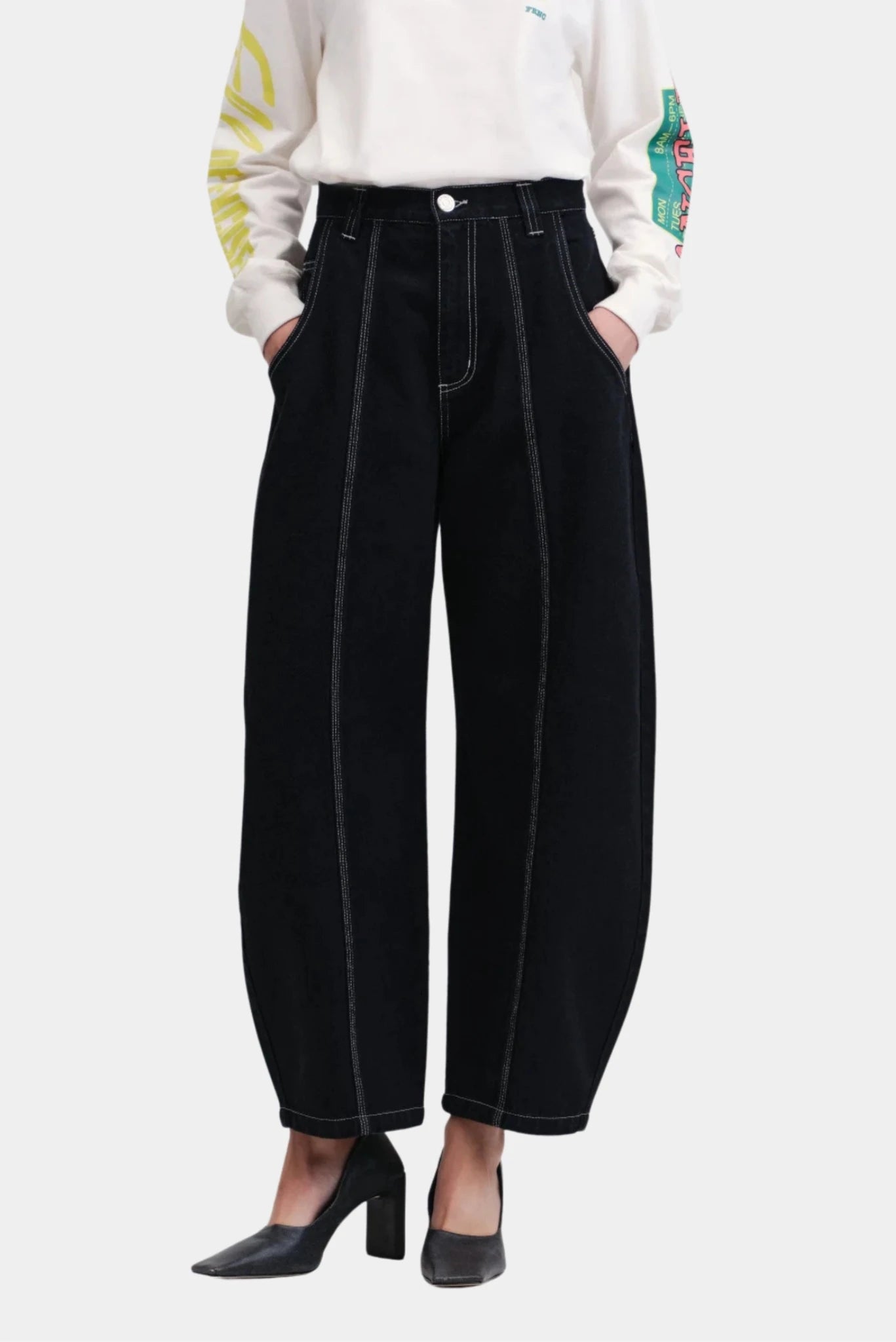 Calça Unfit Francesca em denim escuro com pregas sutis e bolsos laterais