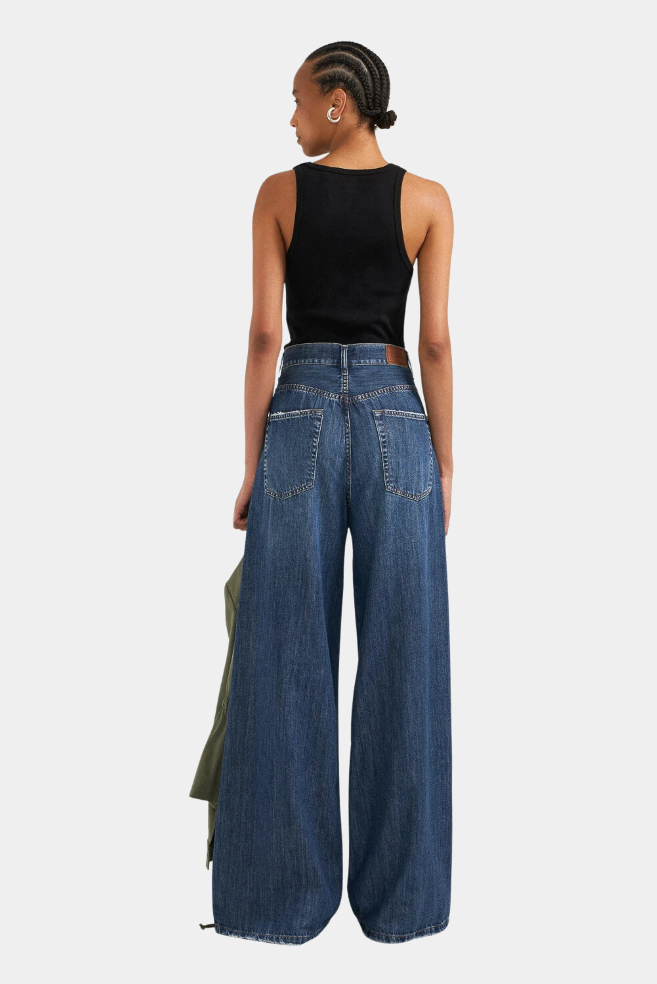 Calça jeans azul palazzo de cintura alta com modelagem ampla, vista traseira na modelo LDnim