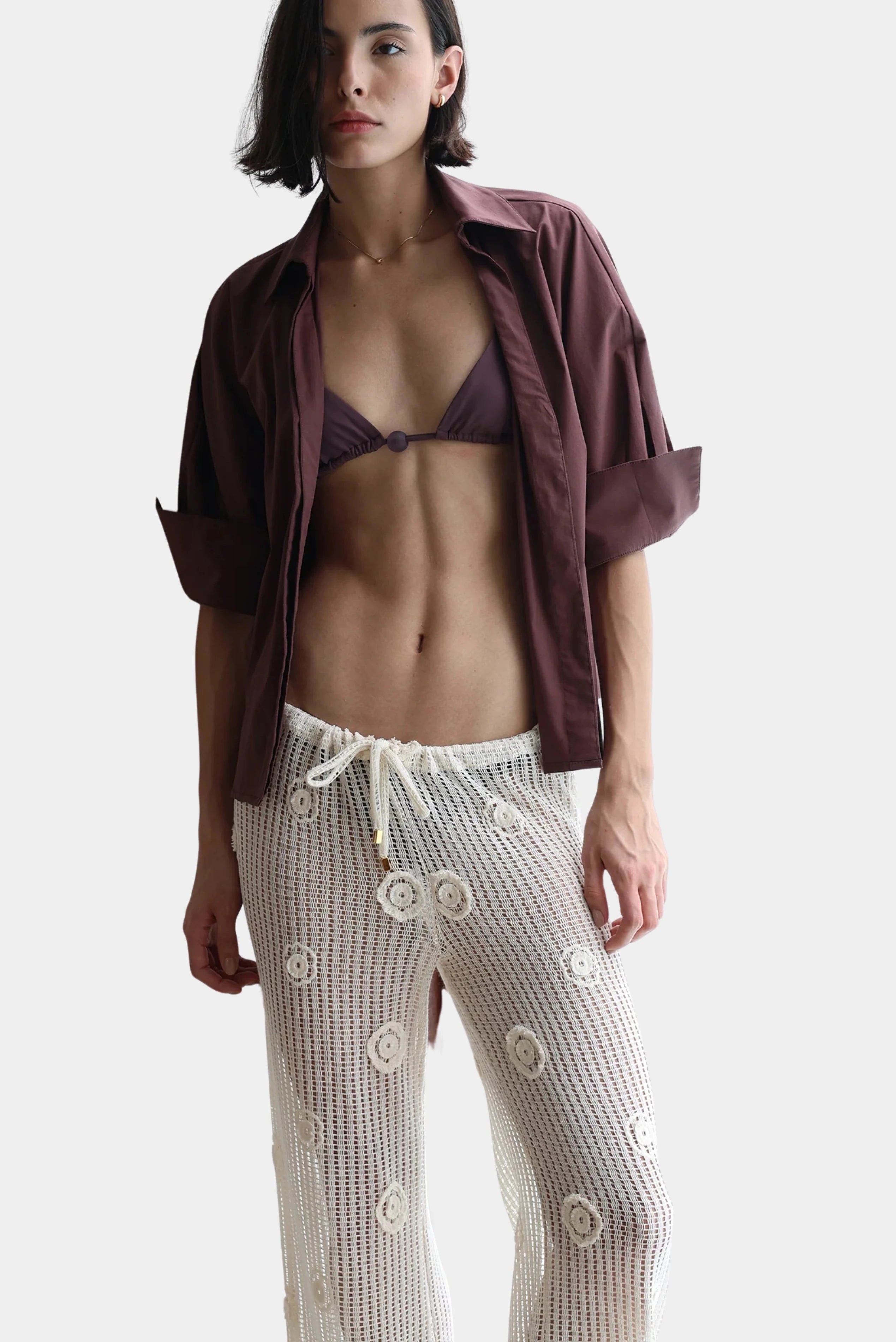 Calça reta de crochê off-white com flores aplicadas e cós baixo em look resort Ostra
