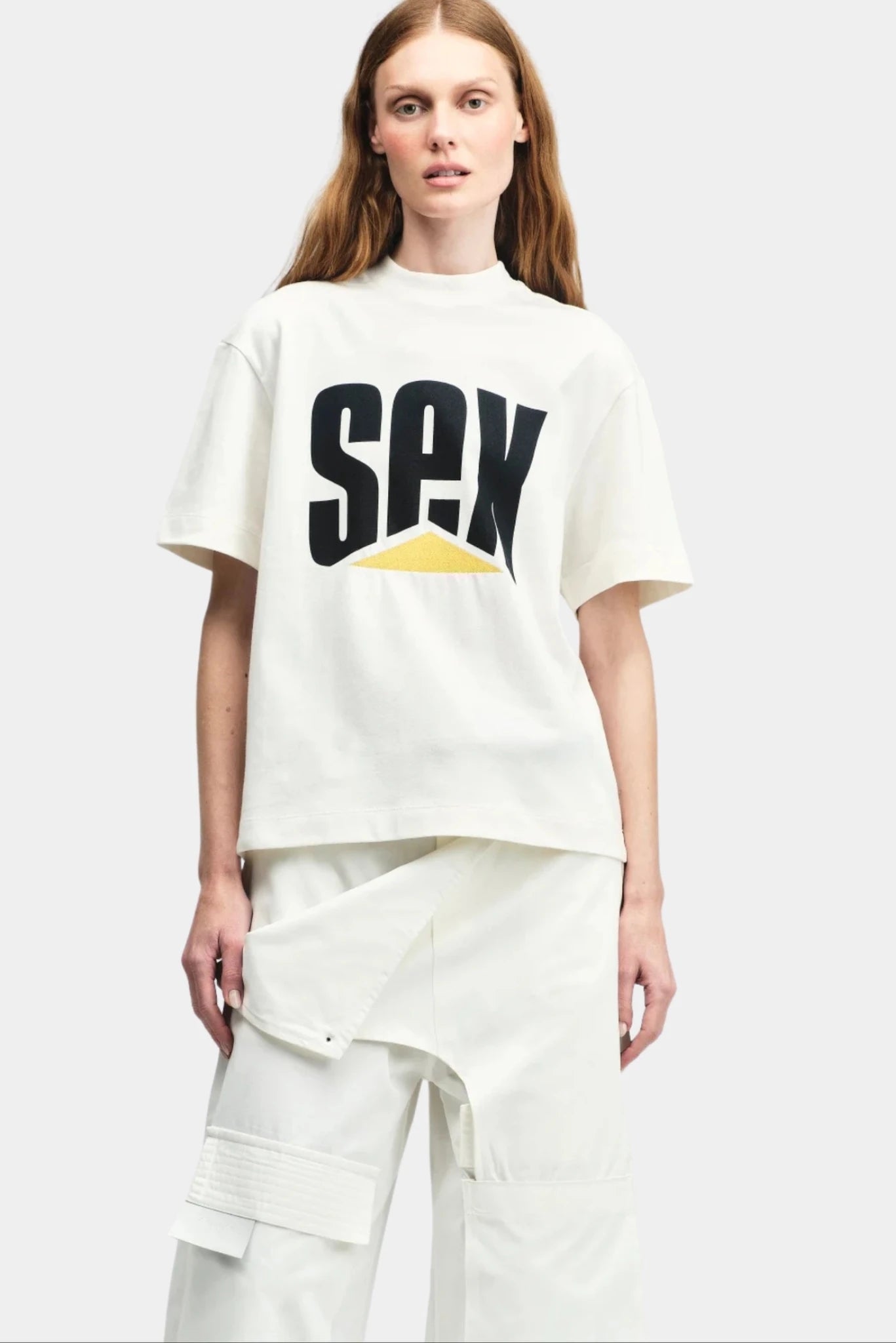 Camiseta Sex Francesca off-white com estampa gráfica frontal em contraste
