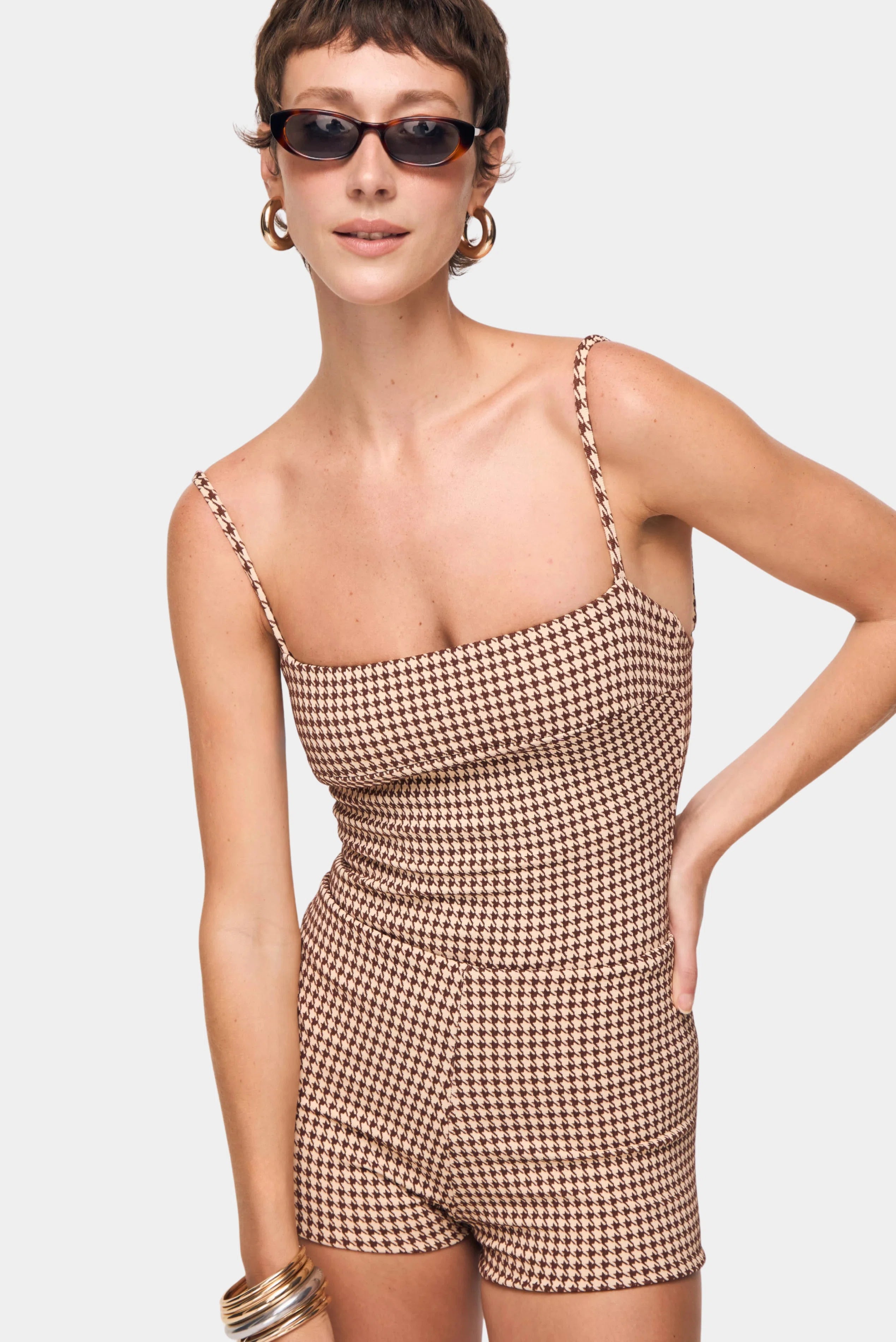 Close do maiô feminino August estampado pied-de-poule com acabamento minimalista