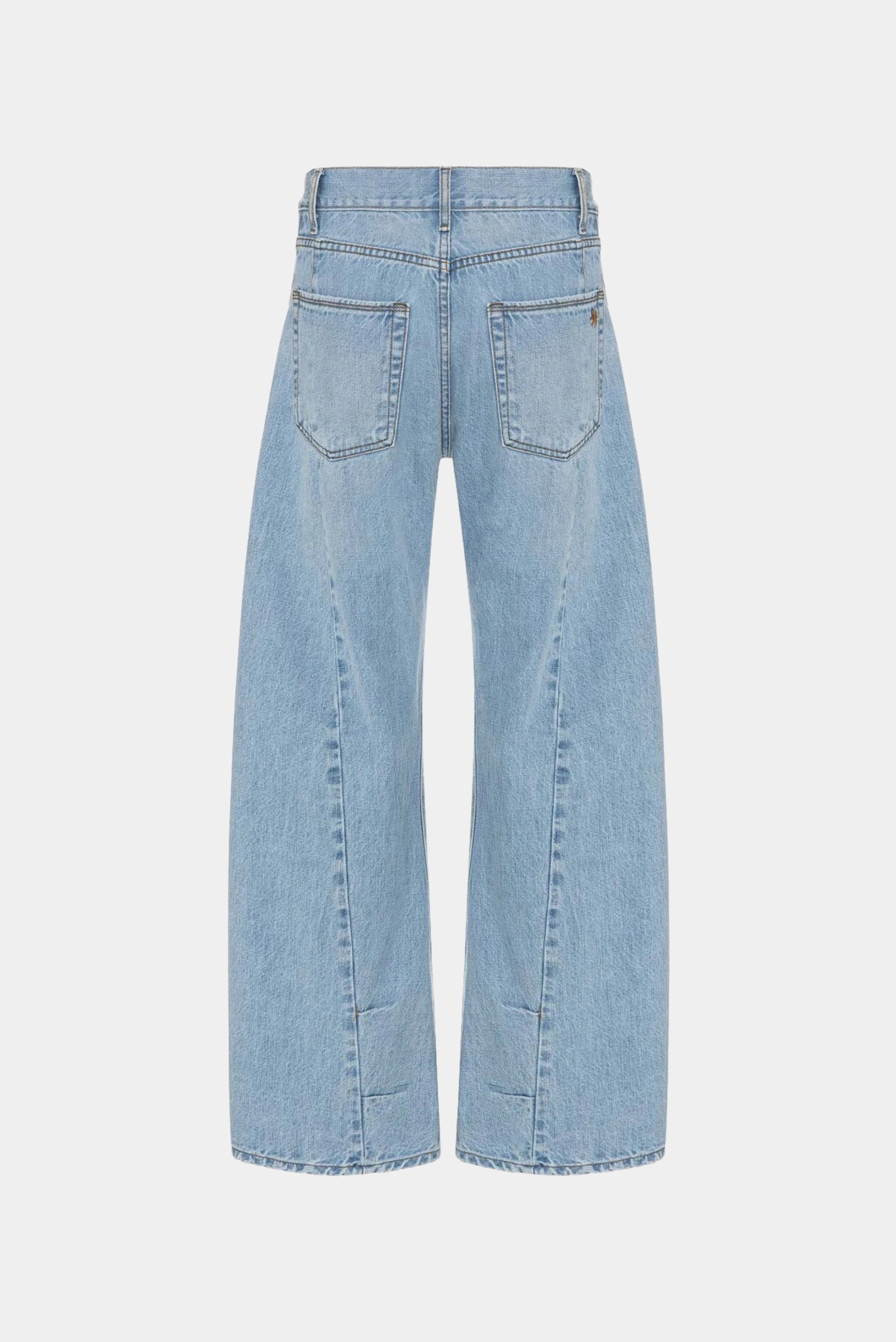 Costas da calça jeans azul-claro wide com bolsos traseiros e modelagem ampla