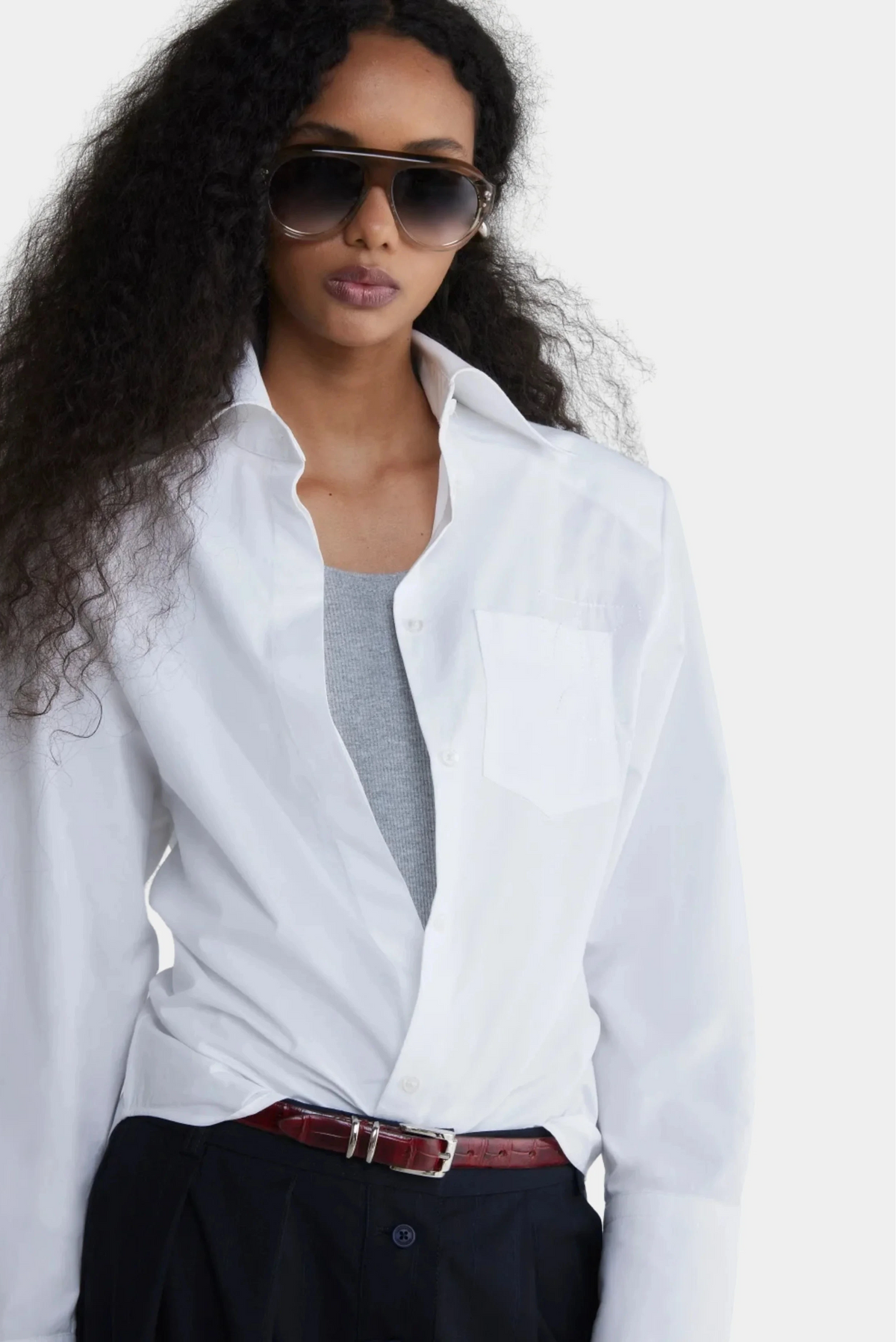 Camisa Tailored Francesca branca aberta sobre top cinza com bolso frontal
