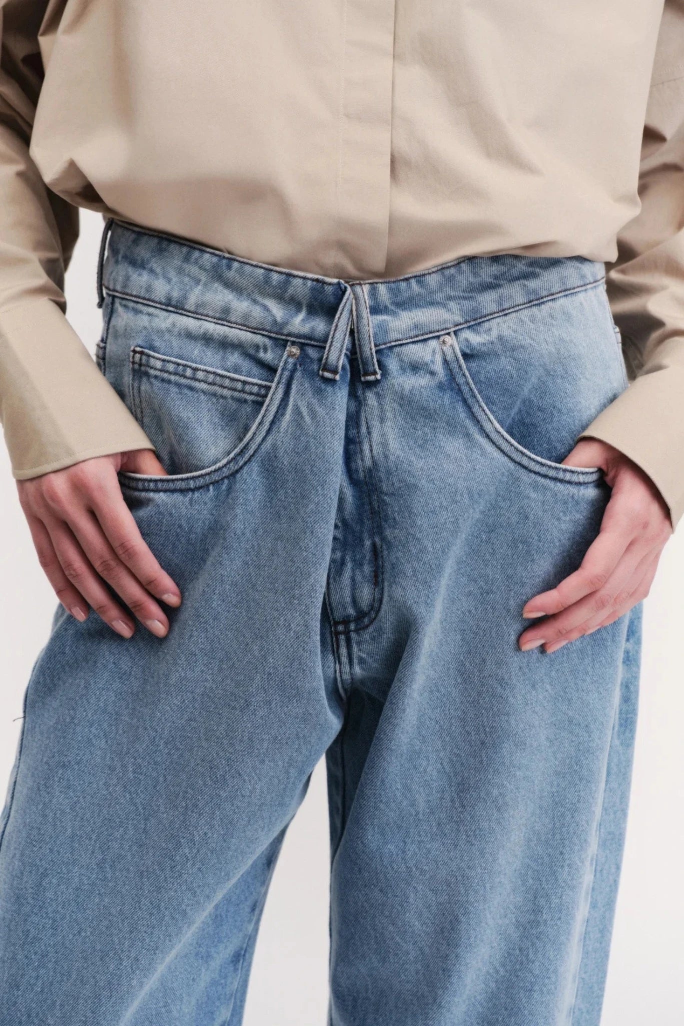 Detalhe dos bolsos frontais da calça Jeans Strange Francesca em lavagem clara
