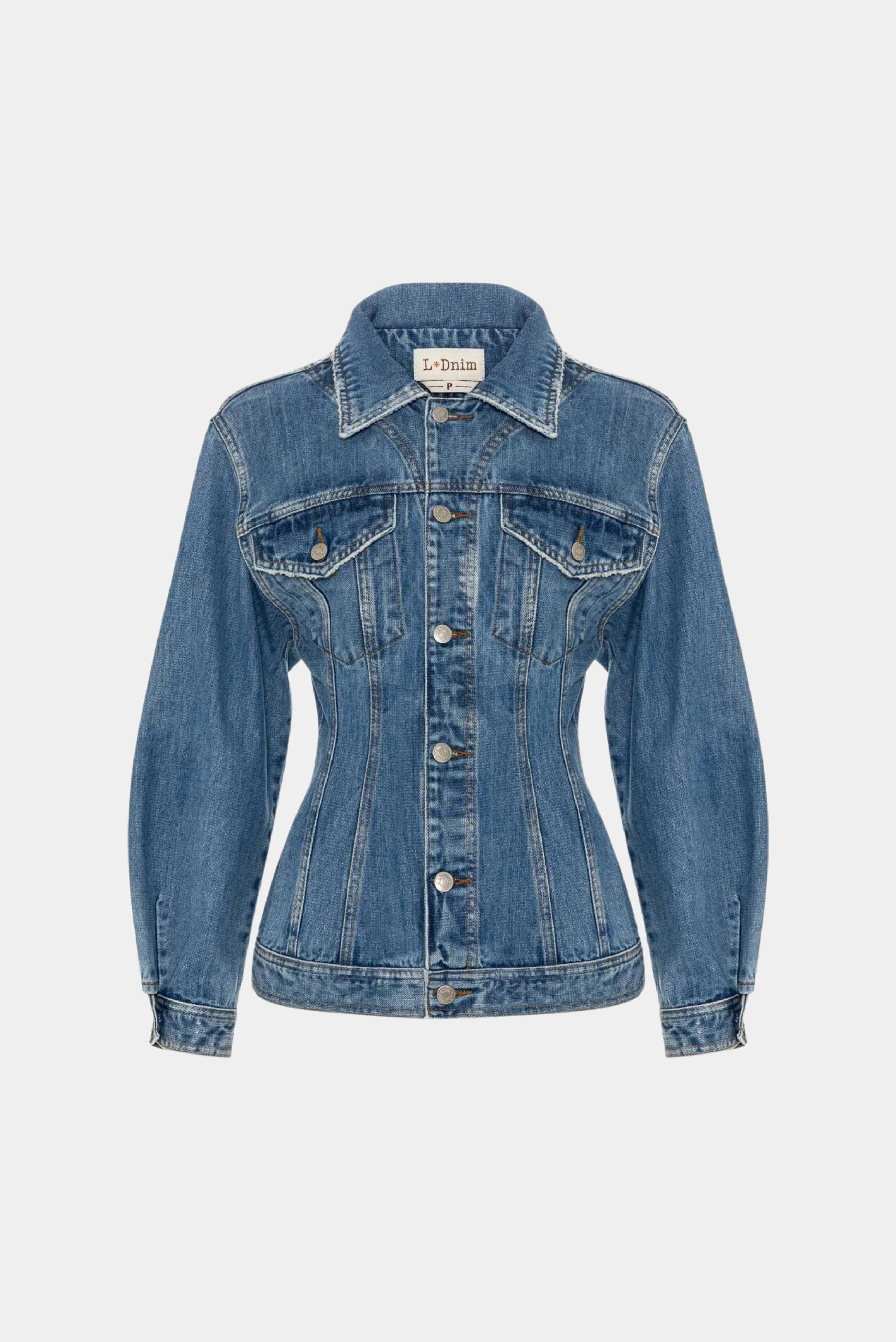 Jaqueta jeans azul com modelagem acinturada, bolsos frontais e fechamento por botões
