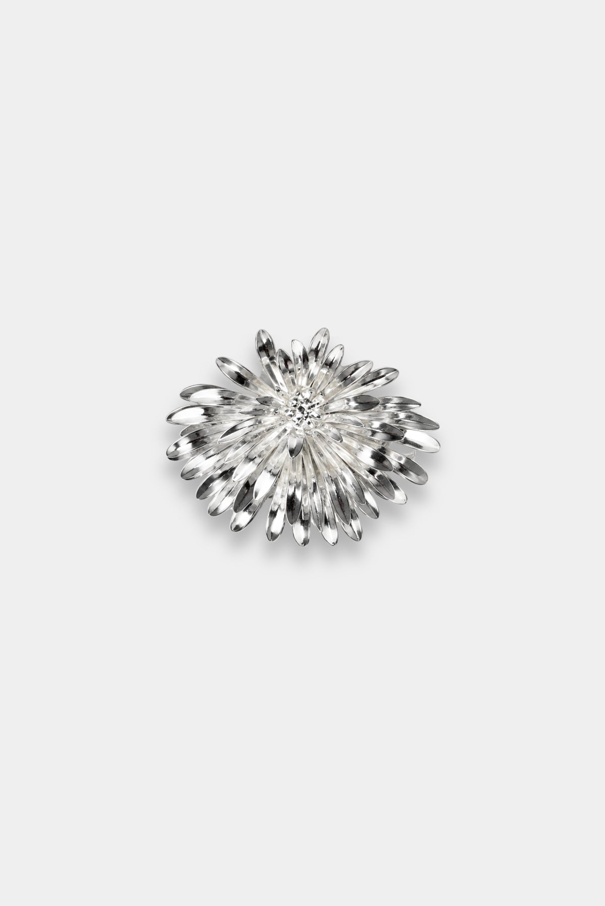 Broche Flor Dália Azuma em prata com formato de flor
