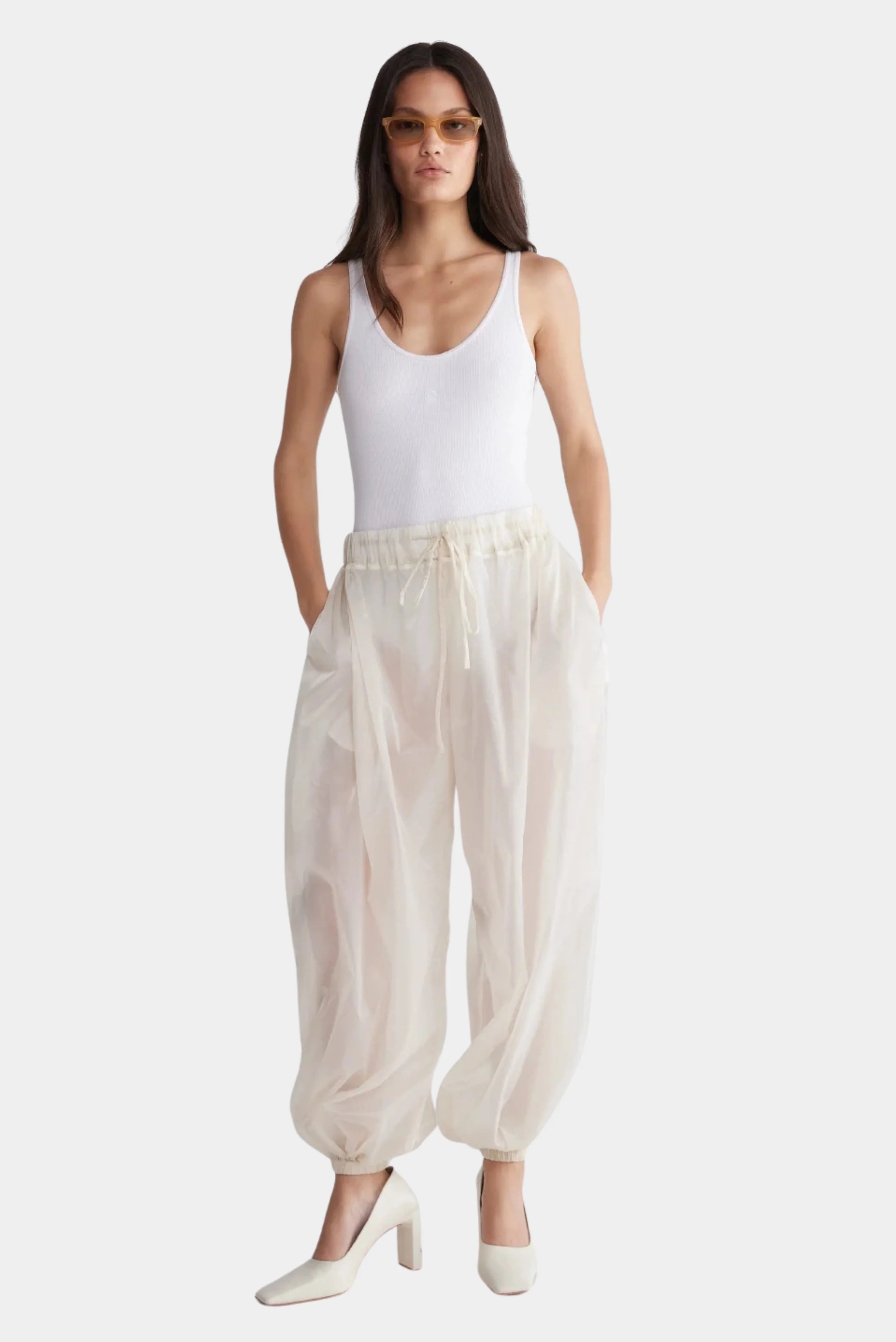 Calça Layer Francesca off-white ampla e translúcida com cós ajustável e punhos