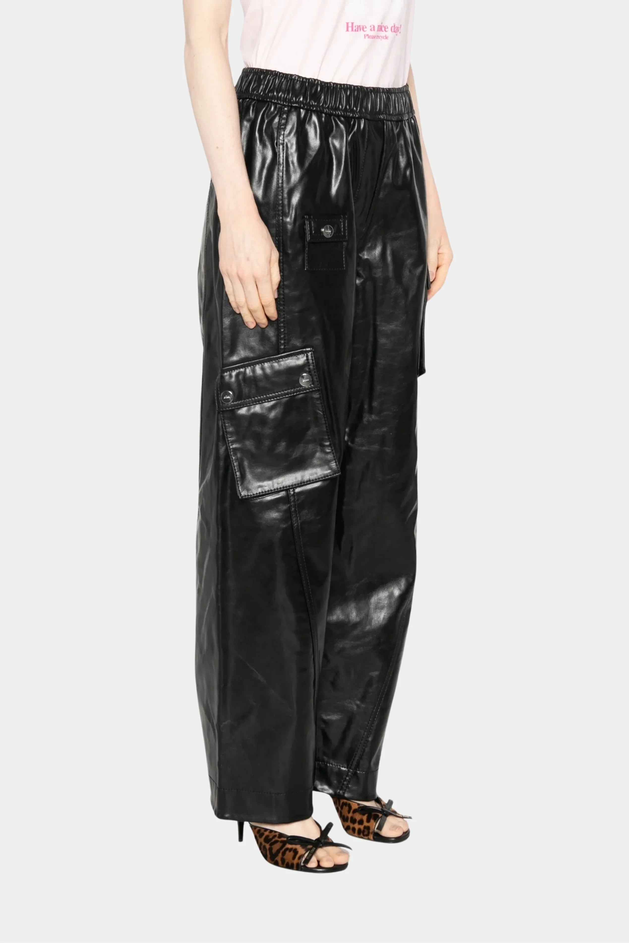 Vista lateral da calça cargo Ganni em couro preto com bolsos aplicados e cintura elástica
