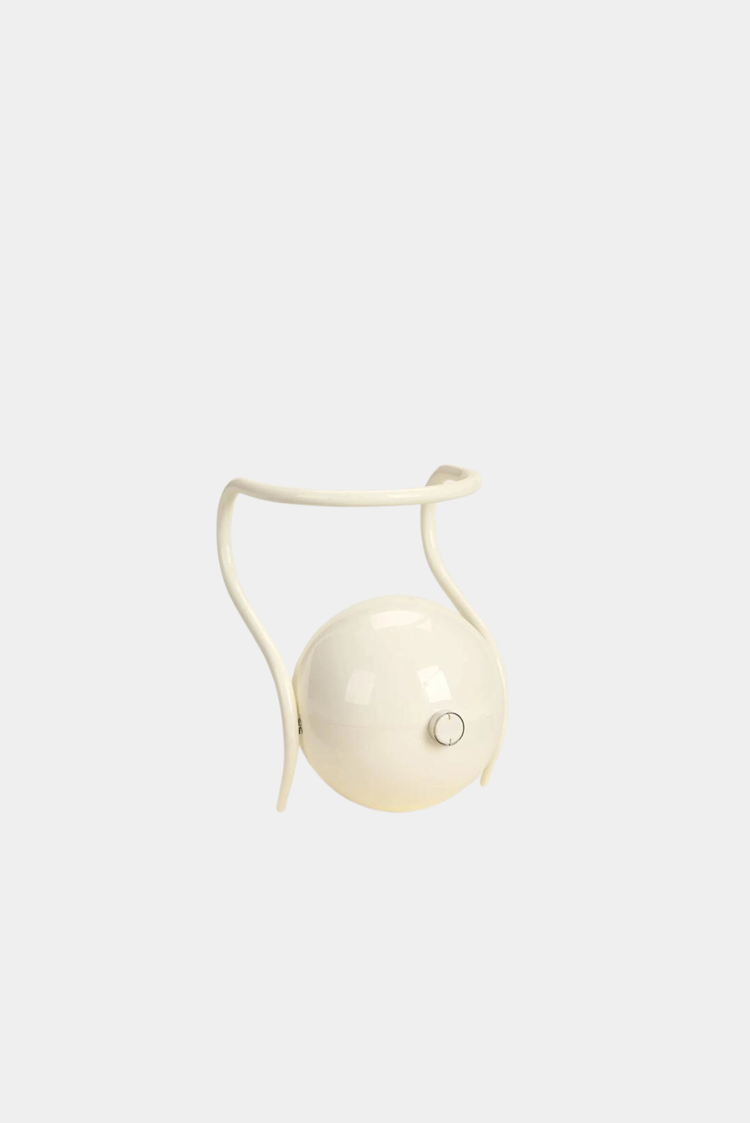 Bolsa esférica off-white Cult Gaia com estrutura rígida e acabamento brilhante