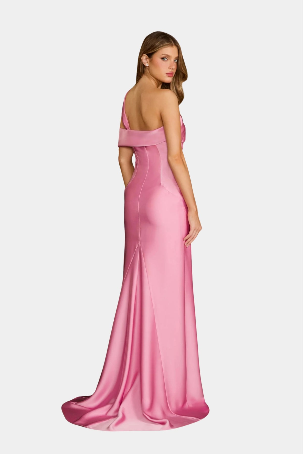 Vestido Longo Julie rosa visto de costas com decote assimétrico e saia longa fluida