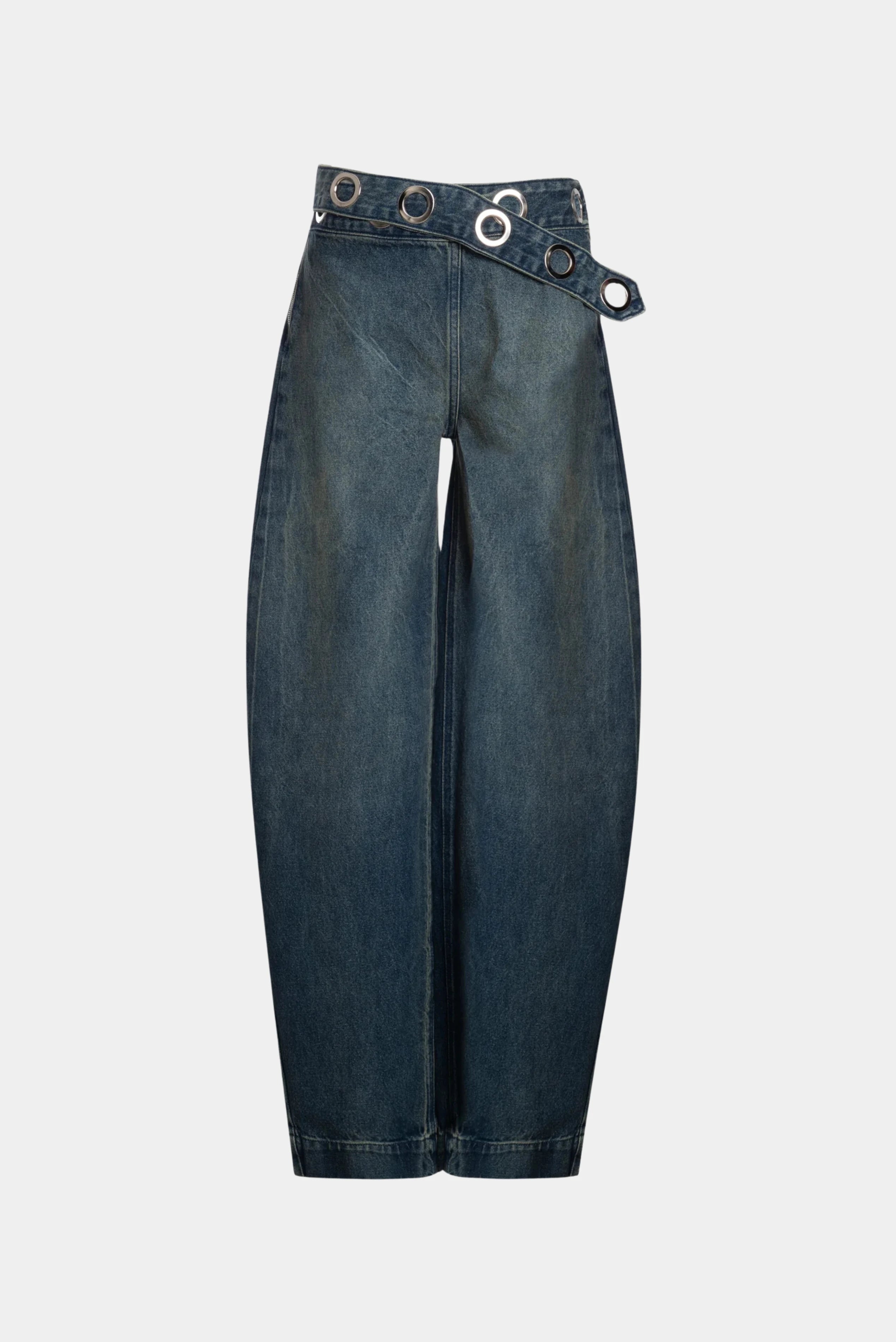 Calça Tie Blue J01 em jeans azul escuro com cintura assimétrica e ilhoses metálicos