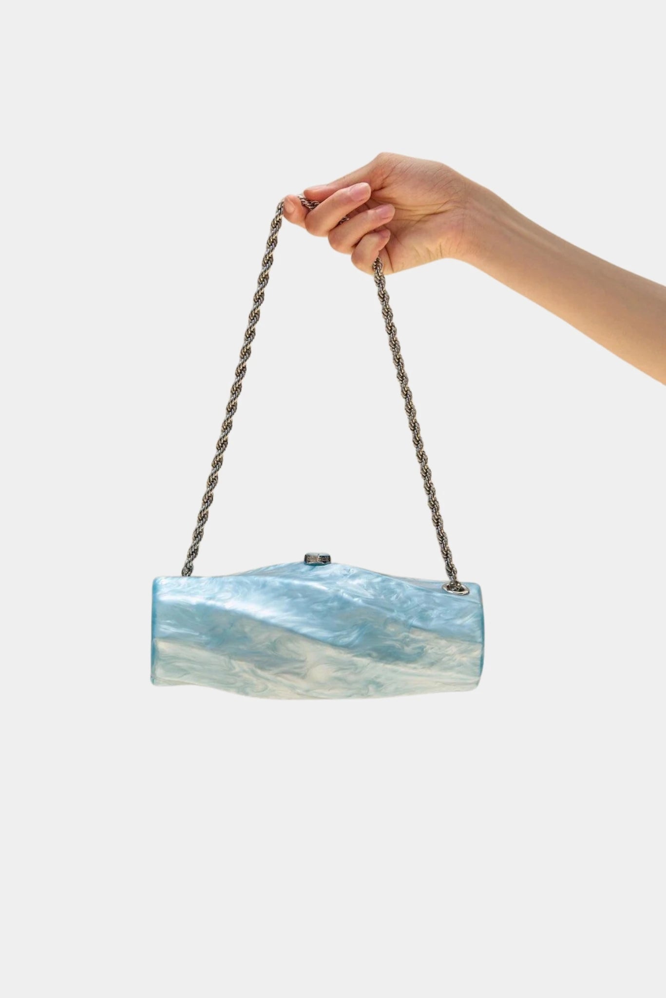 Bolsa Juliet Cult Gaia azul clara com textura marmorizada e corrente metálica
