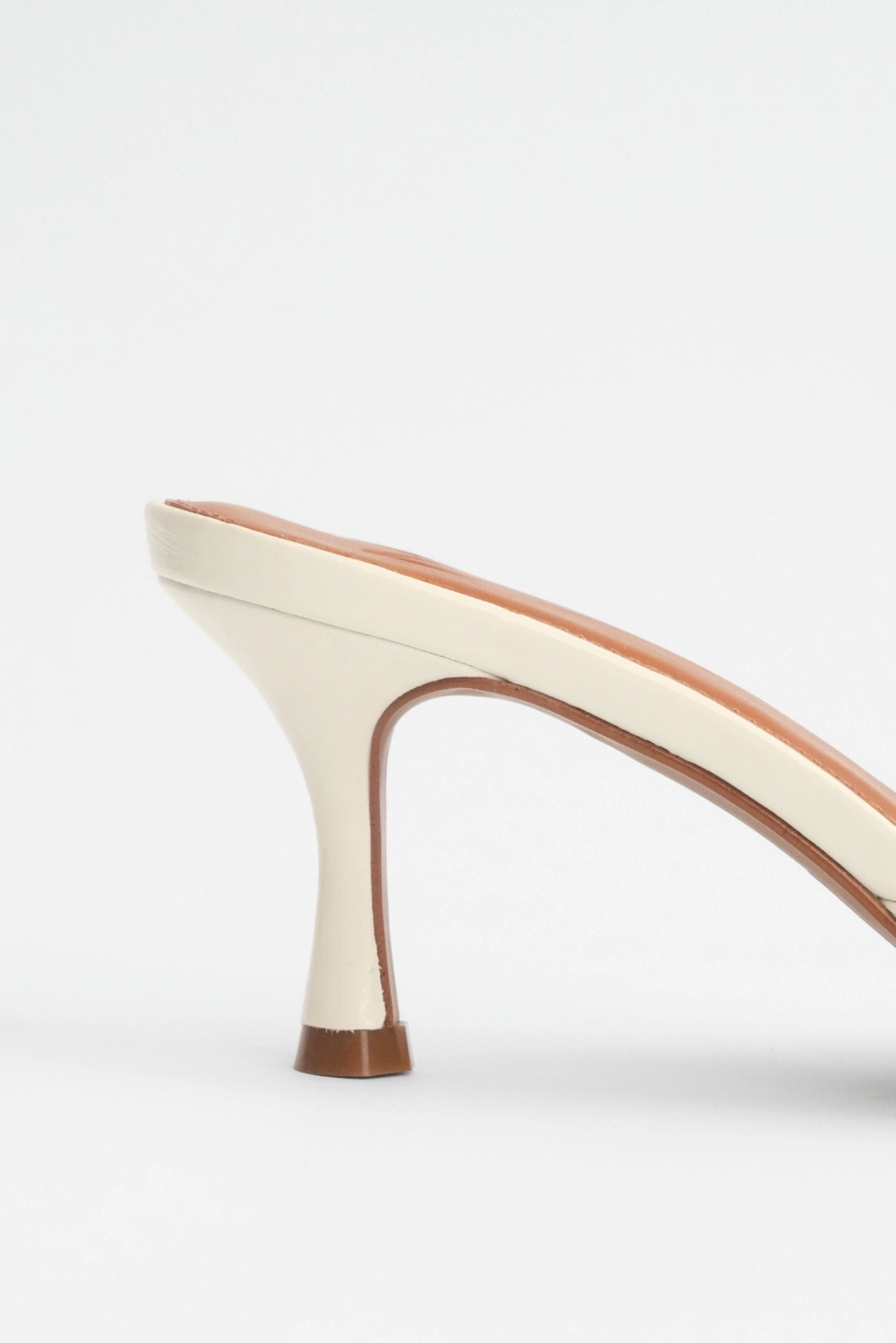 Detalhe do salto médio curvo da sandália mule off-white Miami MR