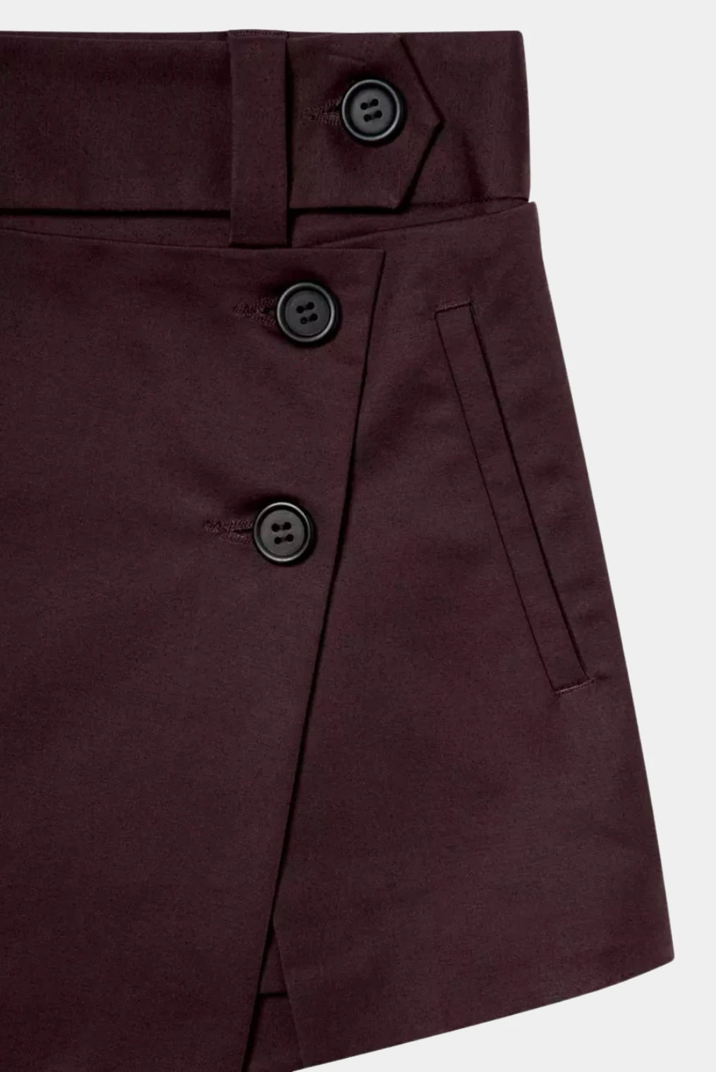 Close do Short Saia Gio MR vinho com acabamento de alfaiataria e transpasse frontal