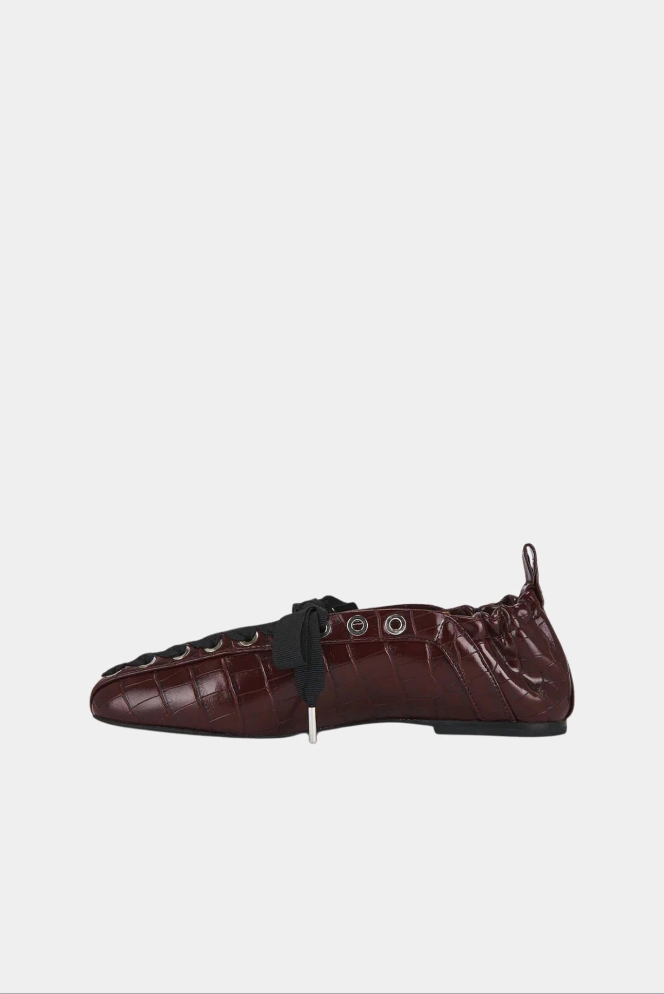Vista lateral da sapatilha Croco Ballerina Ganni vinho com textura croco e detalhe franzido